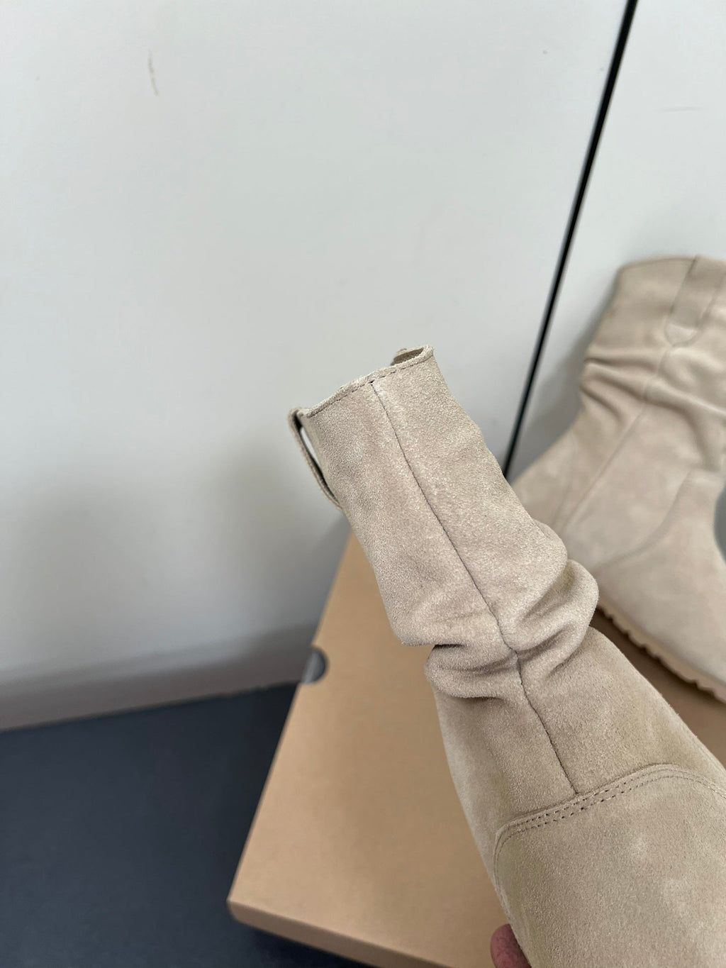 STACKED WRINKLE SHORT BOOTS IN KHAKI BROWN SUEDE