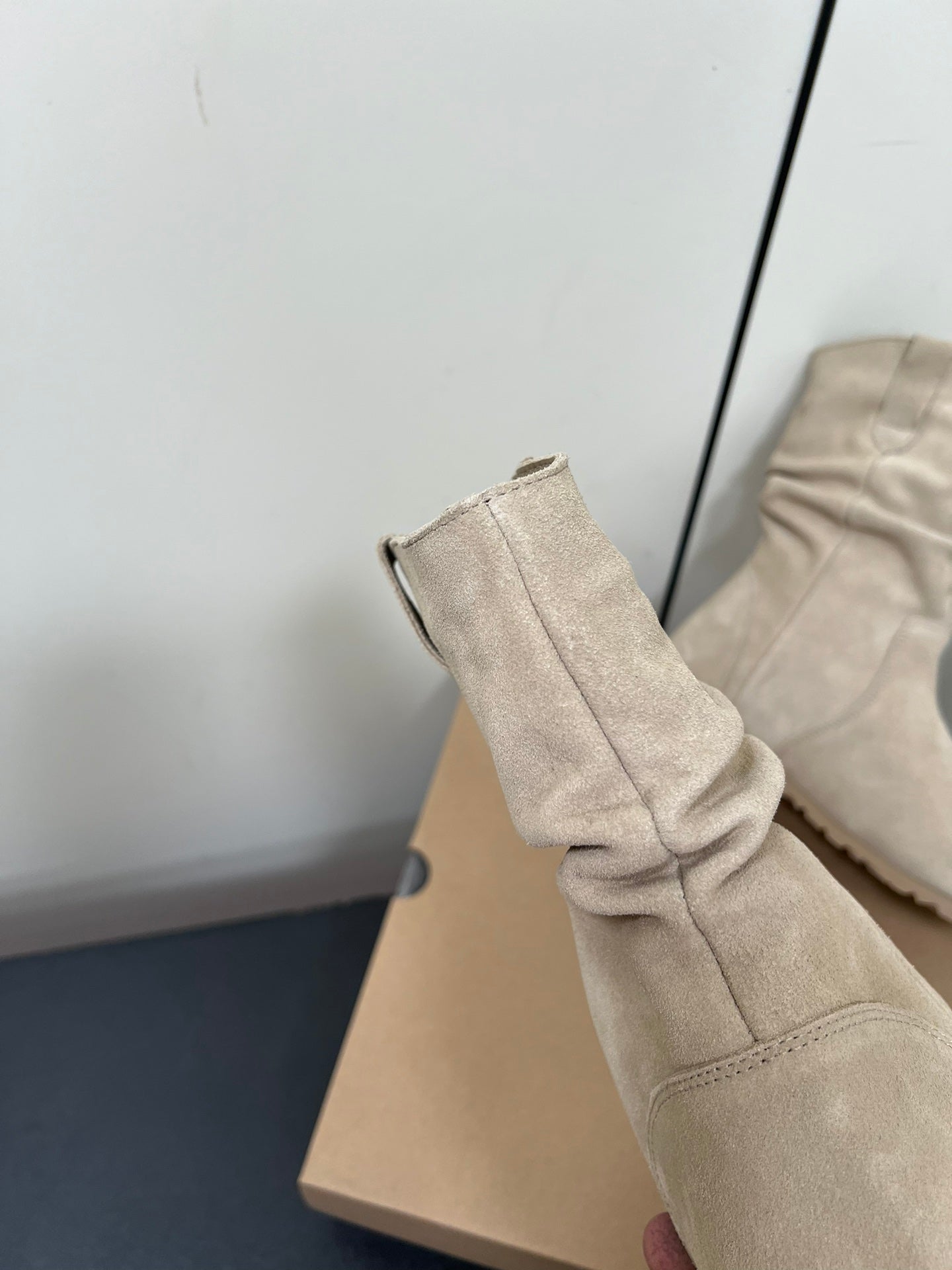STACKED WRINKLE SHORT BOOTS IN KHAKI BROWN SUEDE