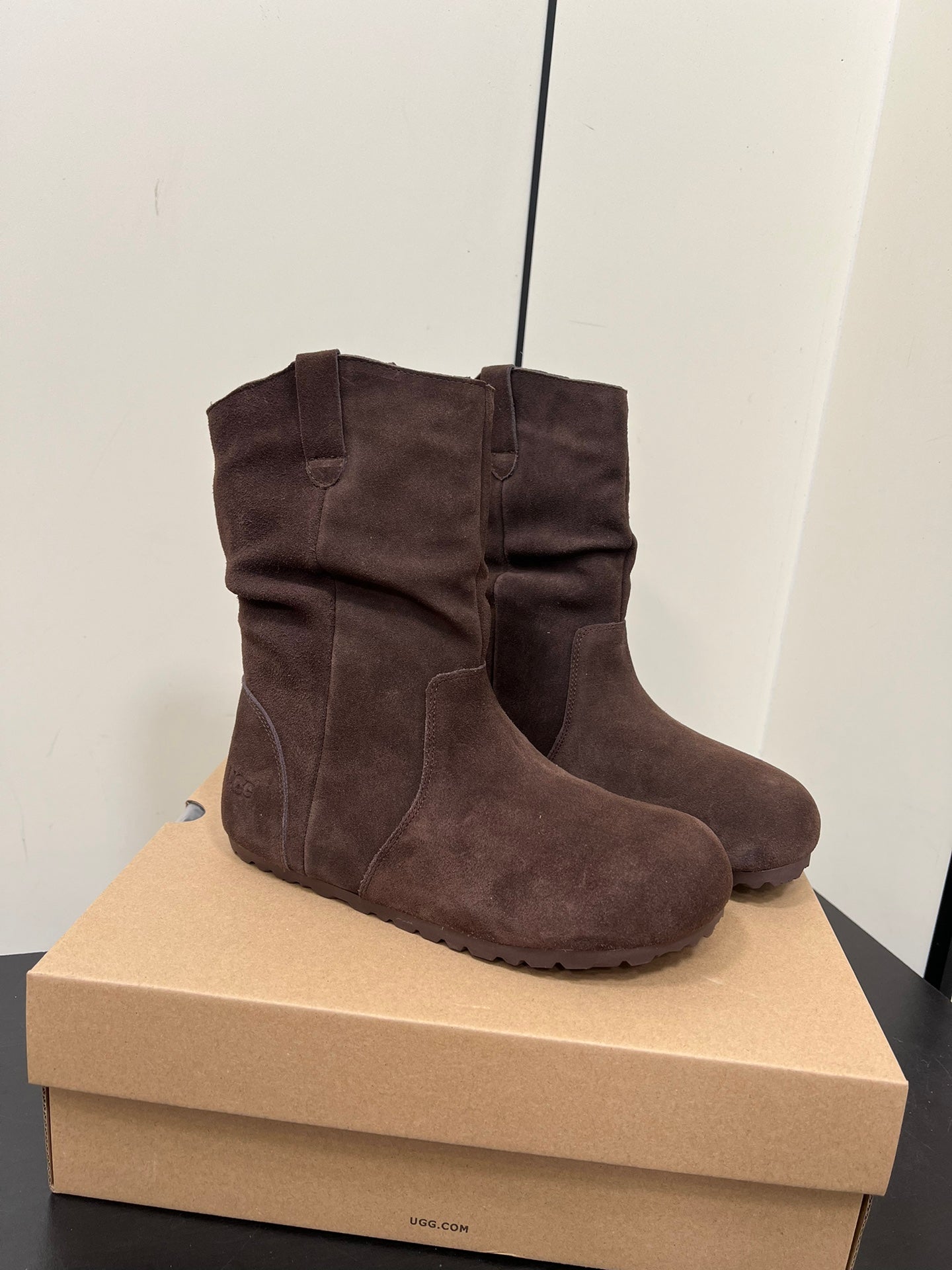 STACKED WRINKLE SHORT BOOTS IN HICKORY BROWN SUEDE
