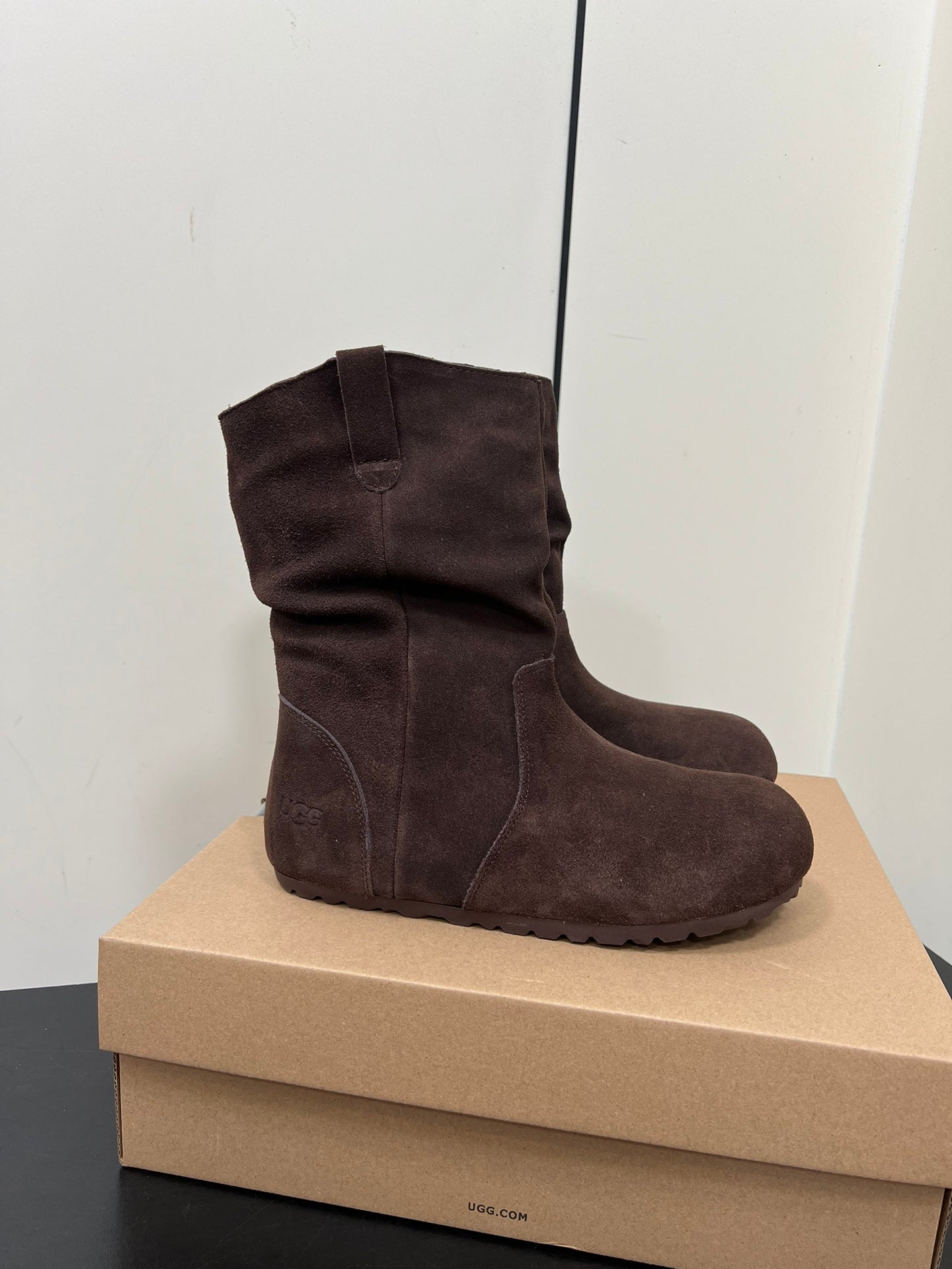 STACKED WRINKLE SHORT BOOTS IN HICKORY BROWN SUEDE