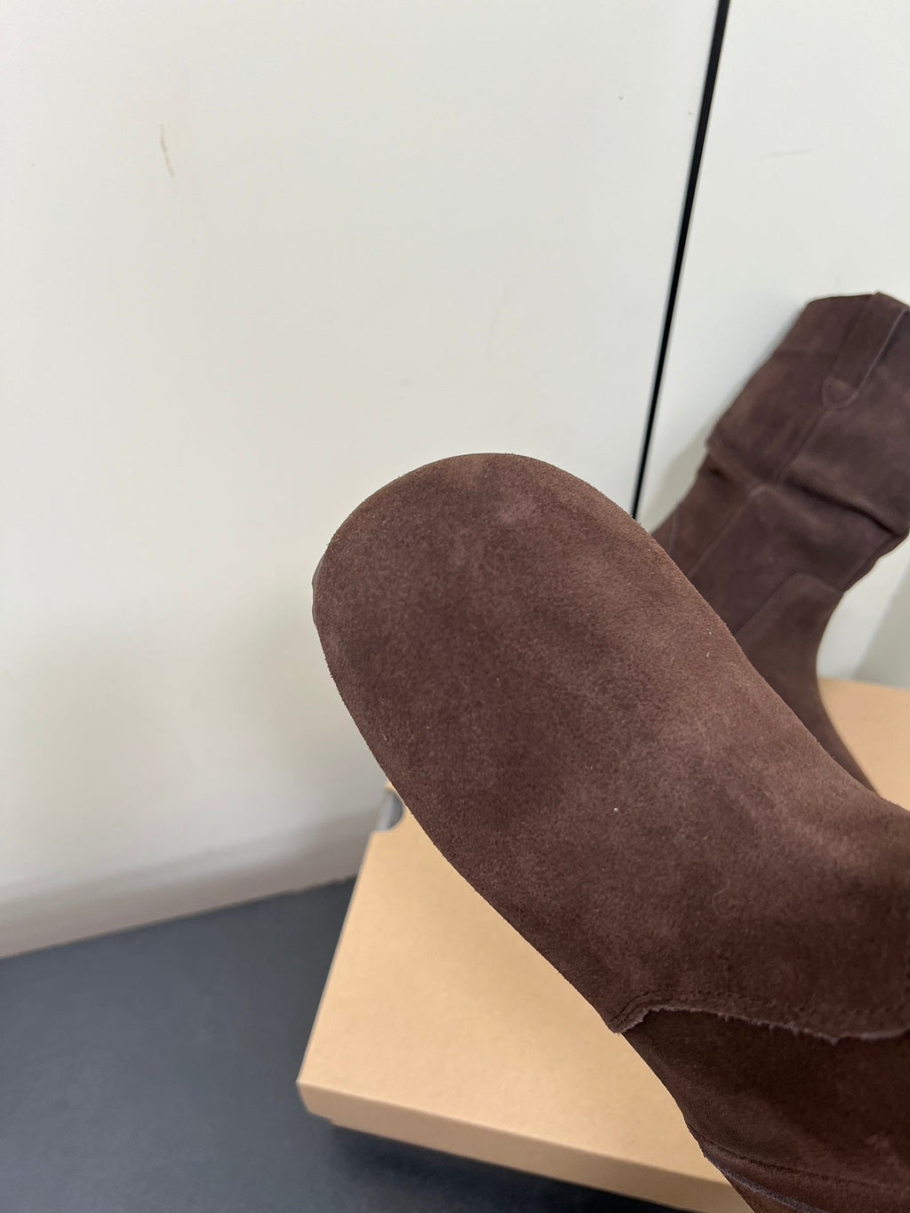 STACKED WRINKLE SHORT BOOTS IN HICKORY BROWN SUEDE