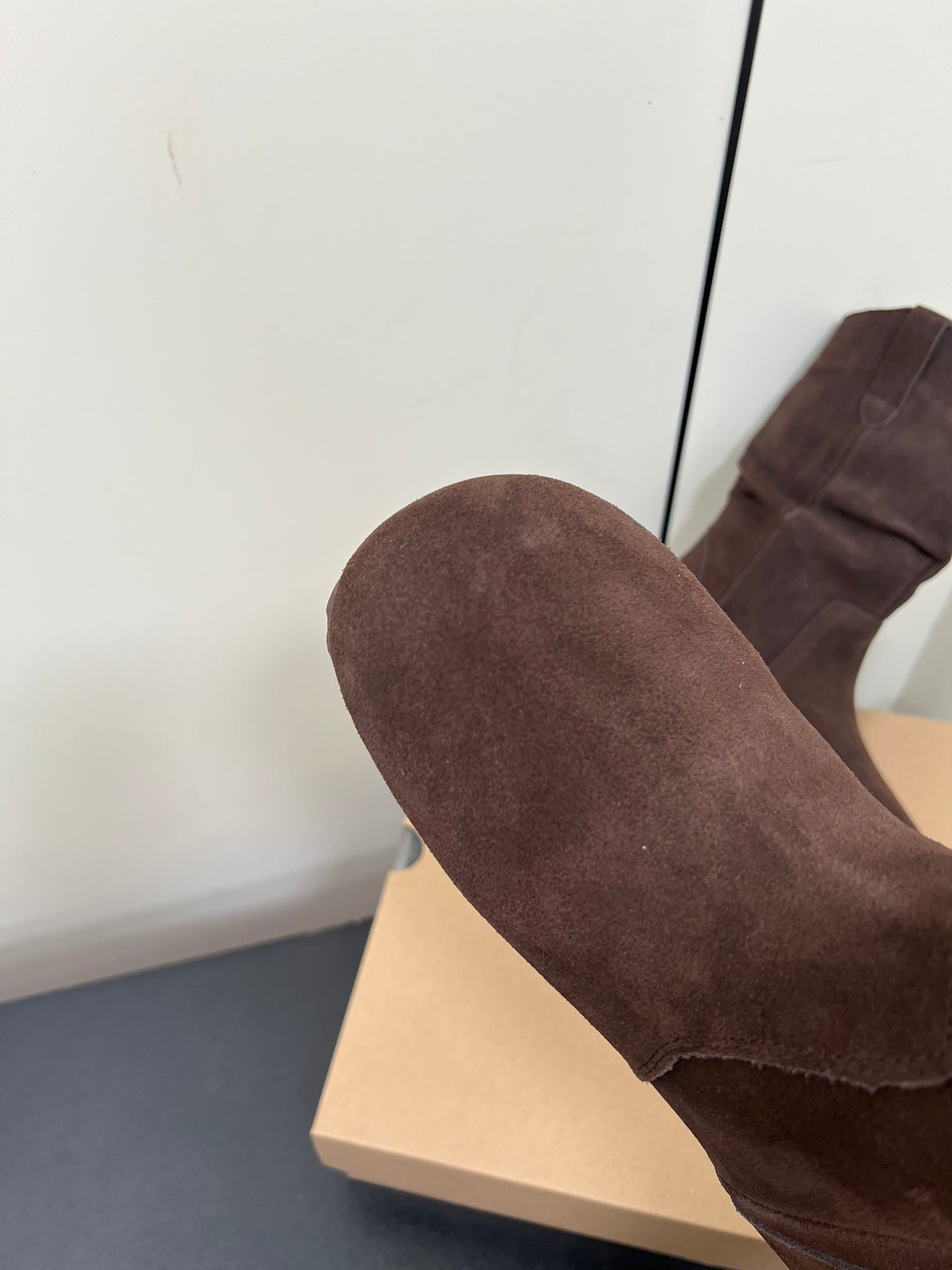 STACKED WRINKLE SHORT BOOTS IN HICKORY BROWN SUEDE
