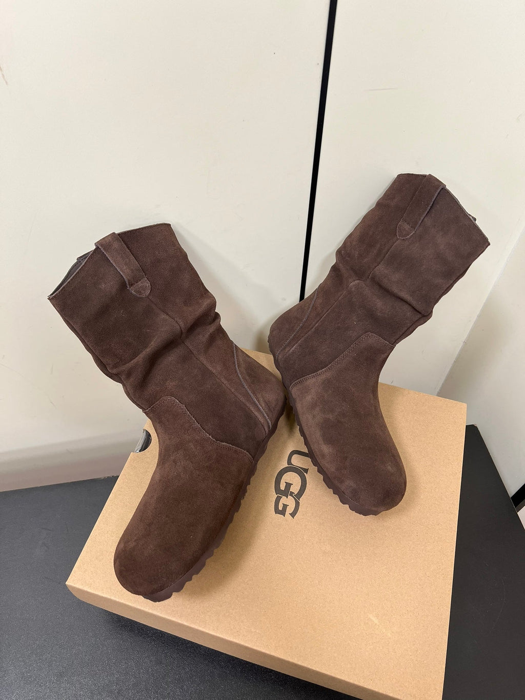 STACKED WRINKLE SHORT BOOTS IN HICKORY BROWN SUEDE
