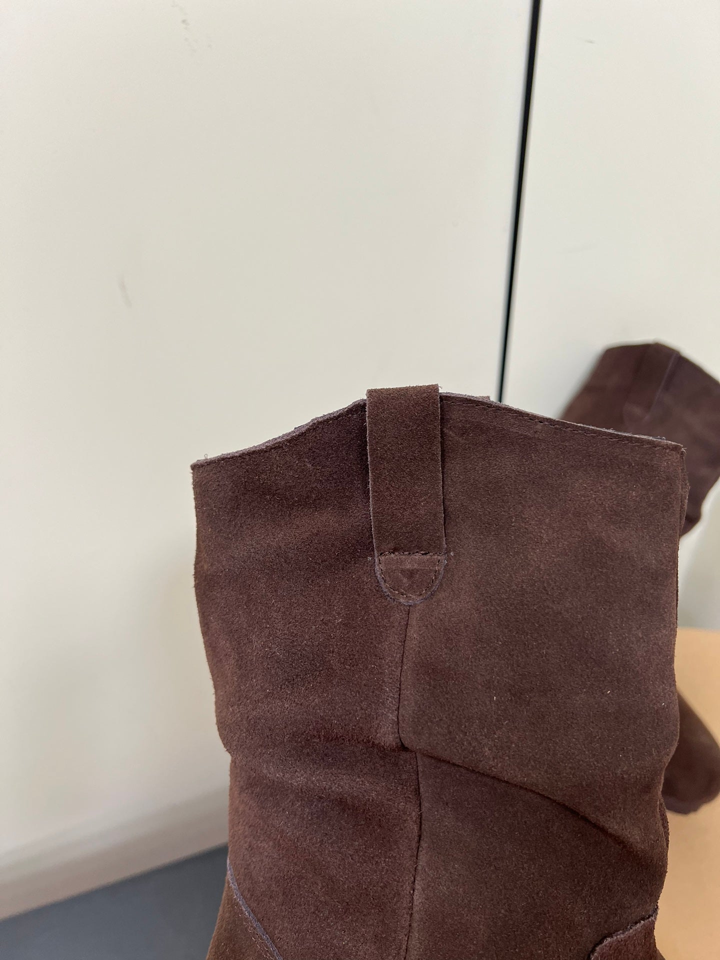 STACKED WRINKLE SHORT BOOTS IN HICKORY BROWN SUEDE