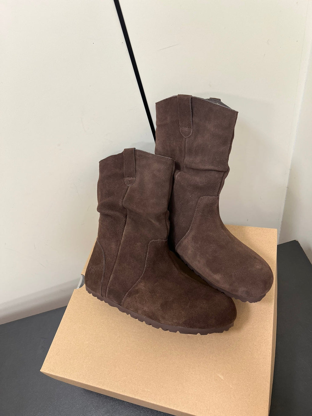 STACKED WRINKLE SHORT BOOTS IN HICKORY BROWN SUEDE