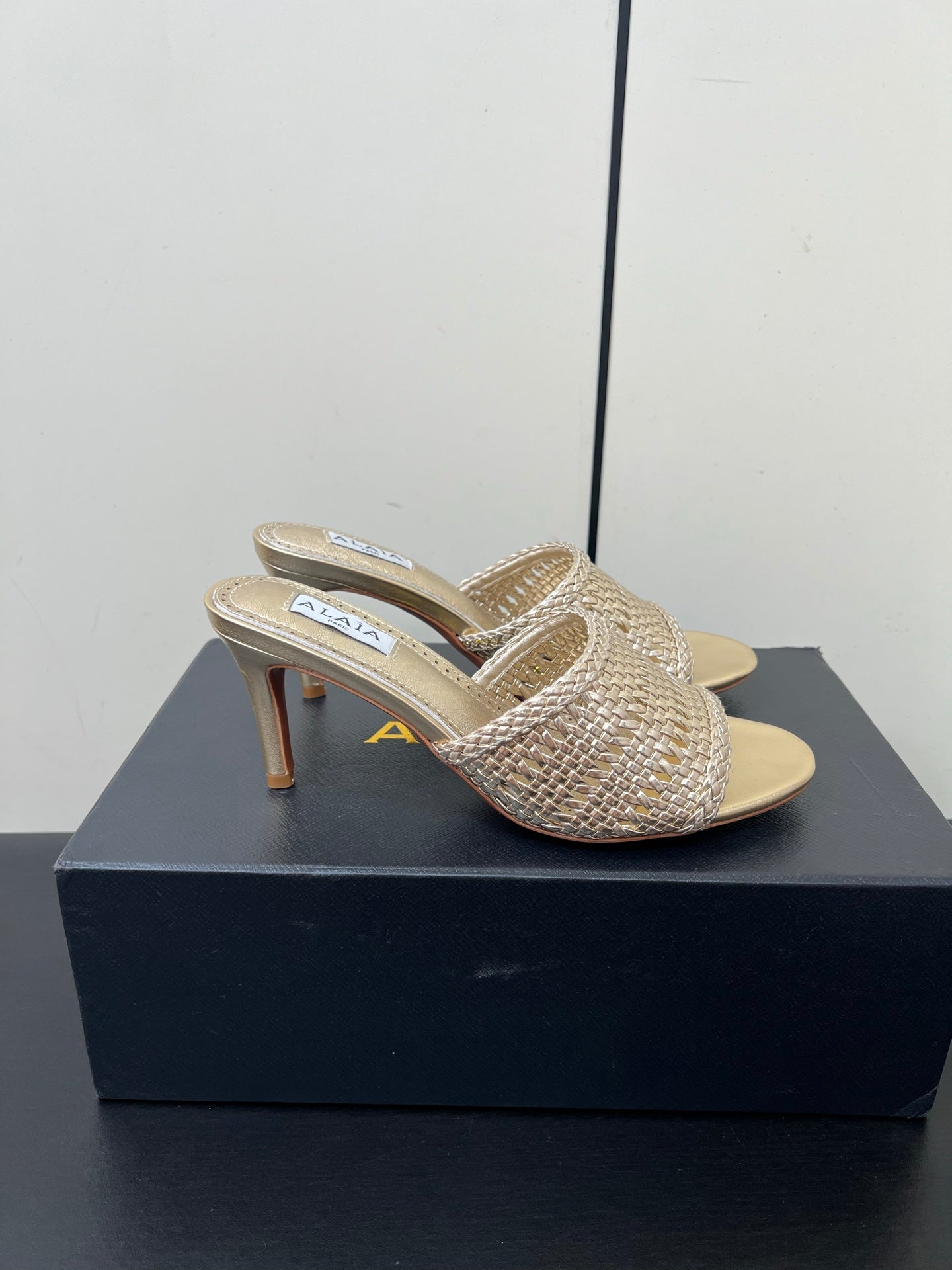 ALAIA HIGH HEEL 25S 70 MM IN GOLD LAMBSKIN WITH WOVEN PATTERN