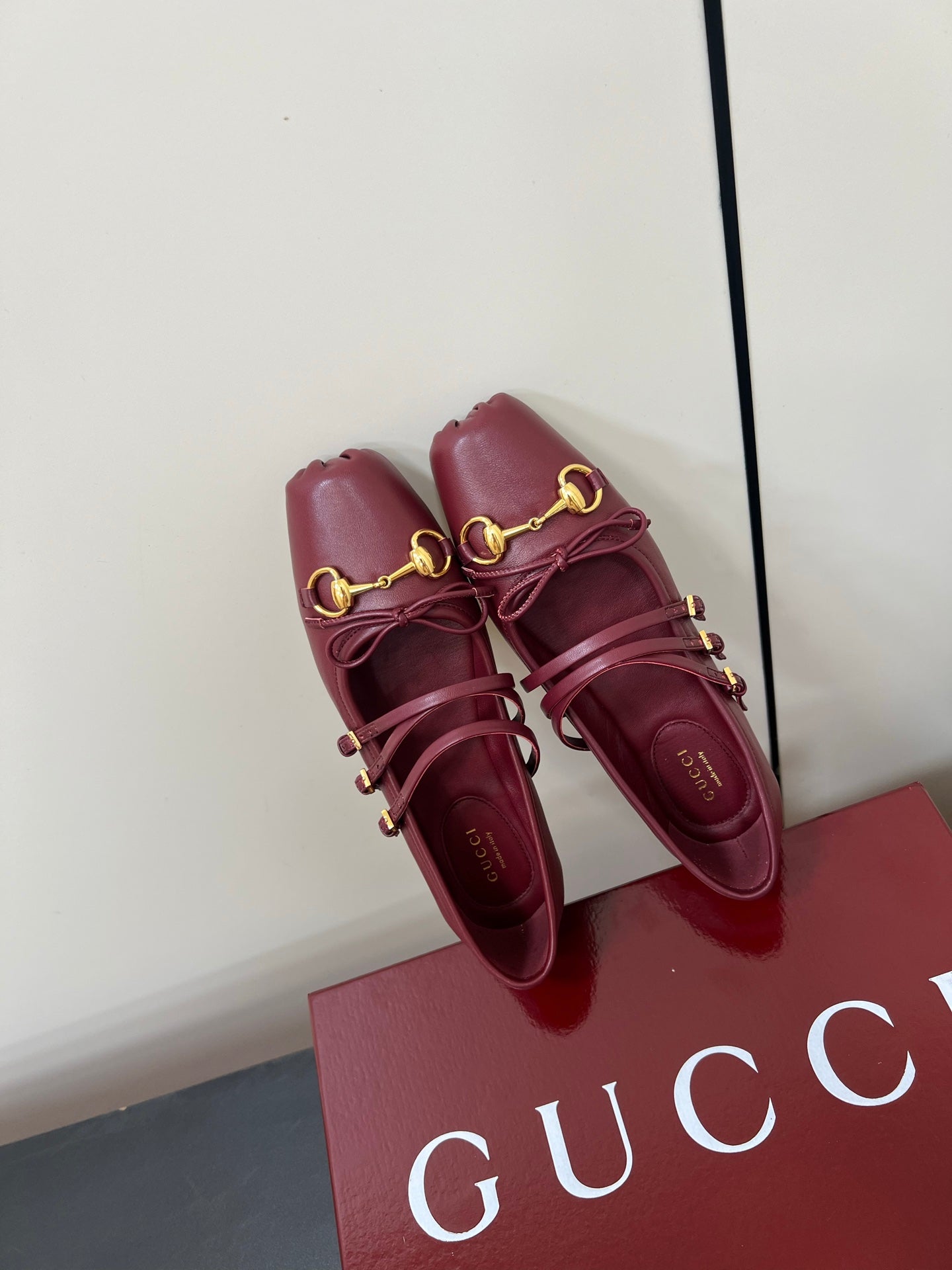 GG MARY JANE 25S IN RED LAMBSKIN WITH GOLD HARDWARE