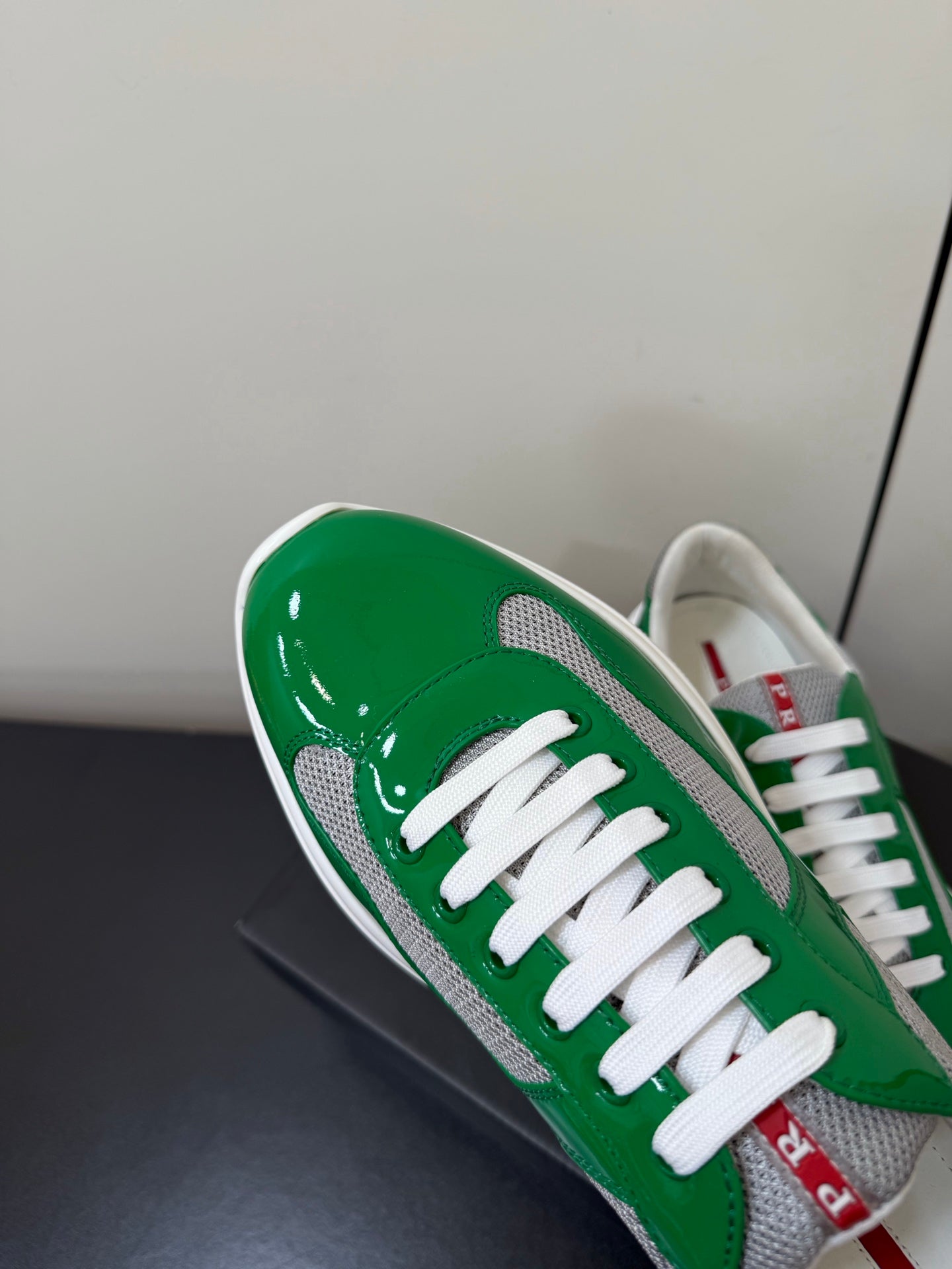 PRADA 26S SNEAKERS IN GREEN PATENT CALFSKIN AND WHITE MESH
