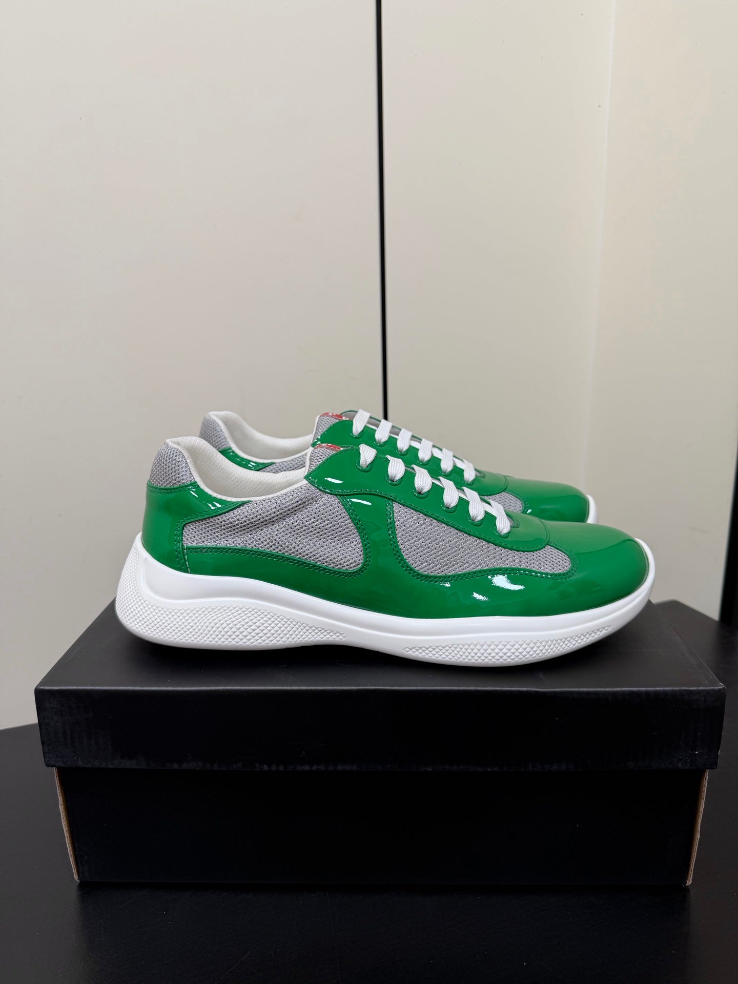 PRADA 26S SNEAKERS IN GREEN PATENT CALFSKIN AND WHITE MESH