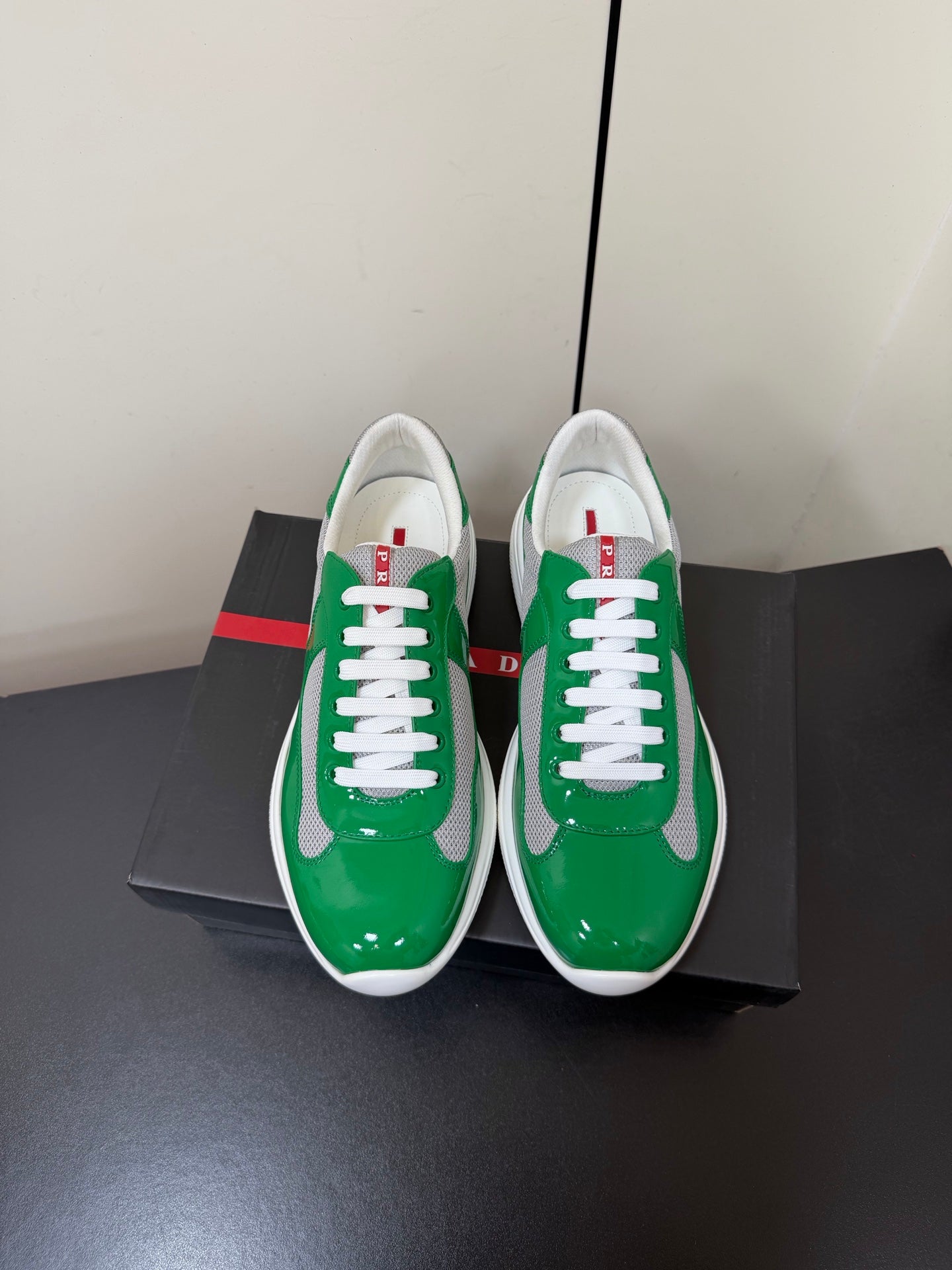 PRADA 26S SNEAKERS IN GREEN PATENT CALFSKIN AND WHITE MESH