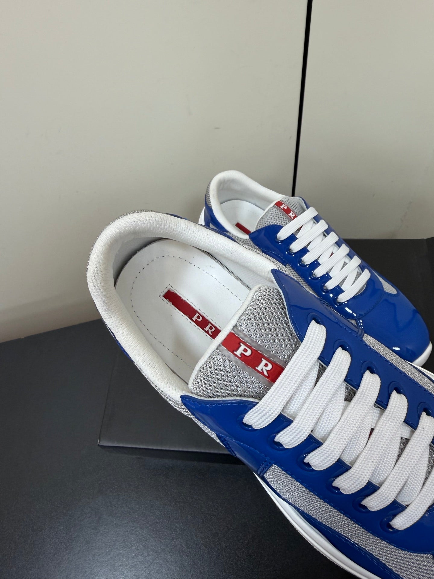 PRADA 26S SNEAKERS IN DARK BLUE PATENT CALFSKIN AND WHITE MESH