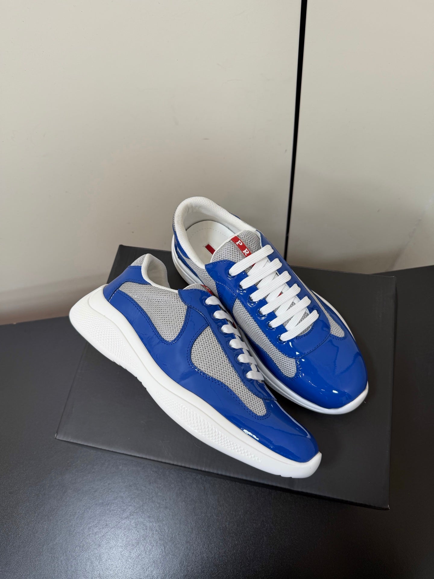 PRADA 26S SNEAKERS IN DARK BLUE PATENT CALFSKIN AND WHITE MESH