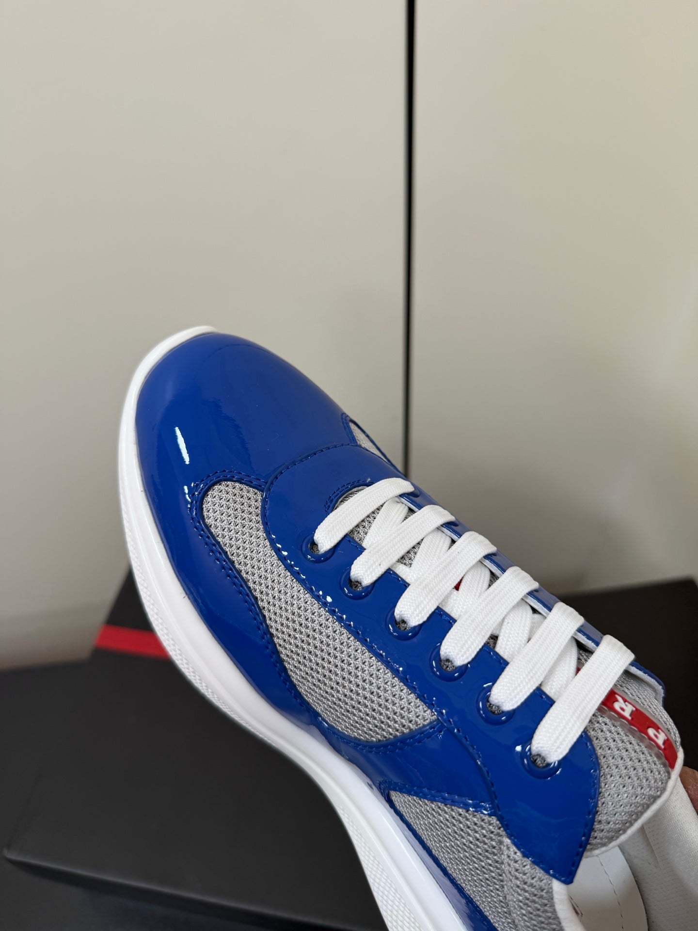PRADA 26S SNEAKERS IN DARK BLUE PATENT CALFSKIN AND WHITE MESH