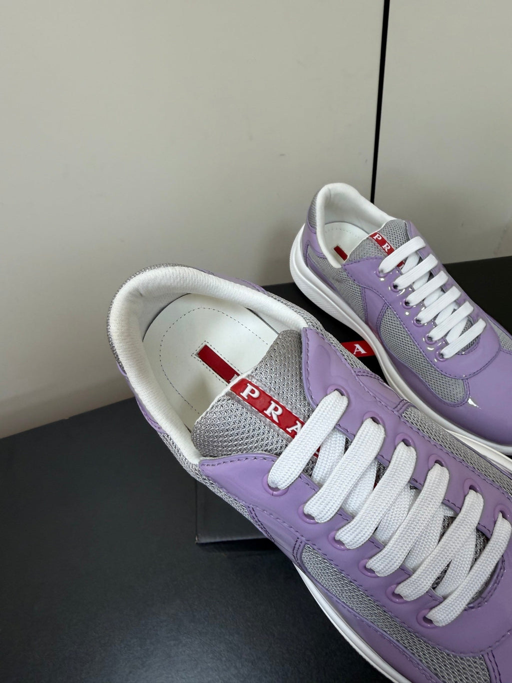 PRADA 26S SNEAKERS IN LIGHT PLUM PATENT CALFSKIN AND WHITE MESH