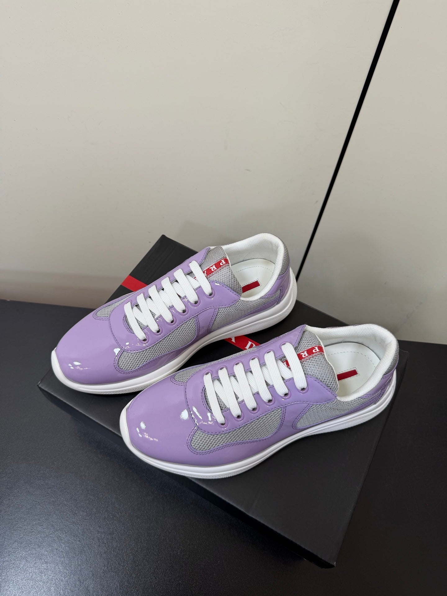 PRADA 26S SNEAKERS IN LIGHT PLUM PATENT CALFSKIN AND WHITE MESH