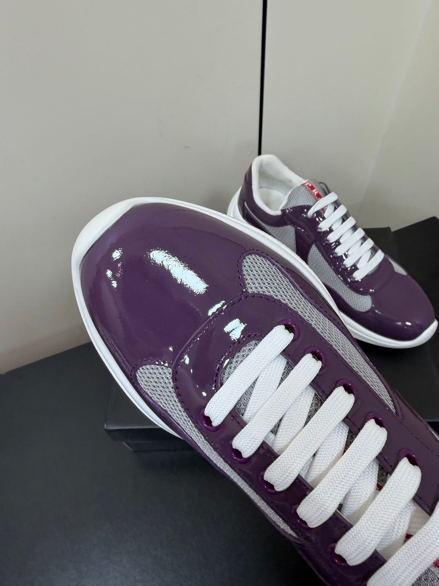 PRADA 26S SNEAKERS IN PLUM PURPLE PATENT CALFSKIN AND WHITE MESH