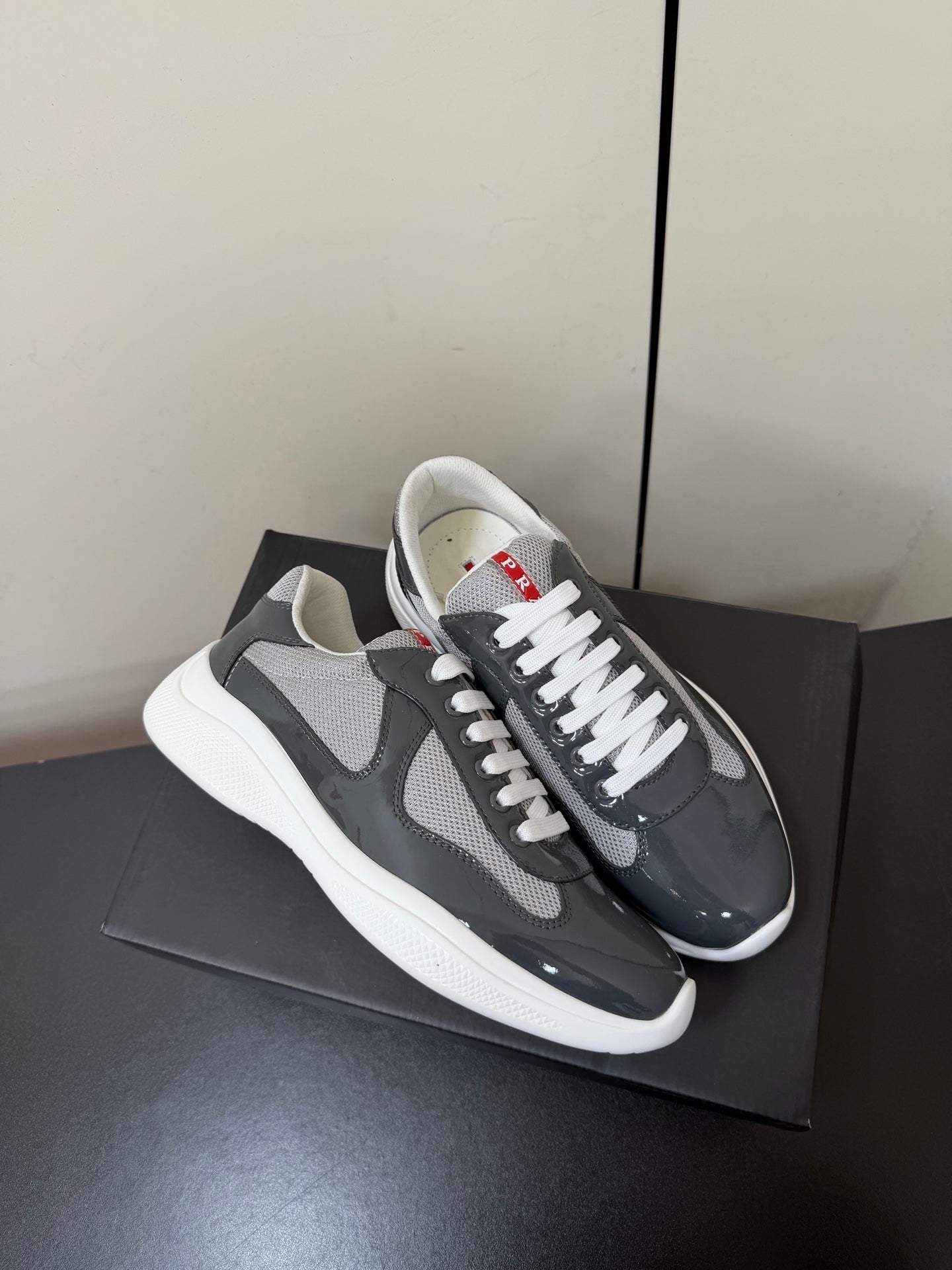 PRADA 26S SNEAKERS IN GRAY PATENT CALFSKIN AND WHITE MESH