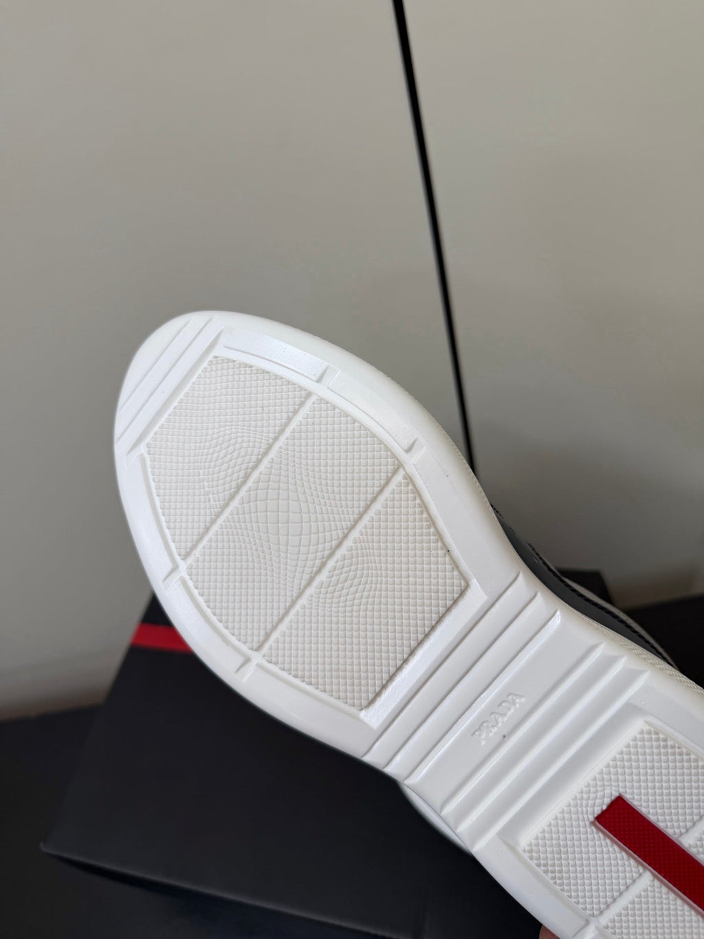 PRADA 26S SNEAKERS IN NAVY BLUE PATENT CALFSKIN AND WHITE MESH