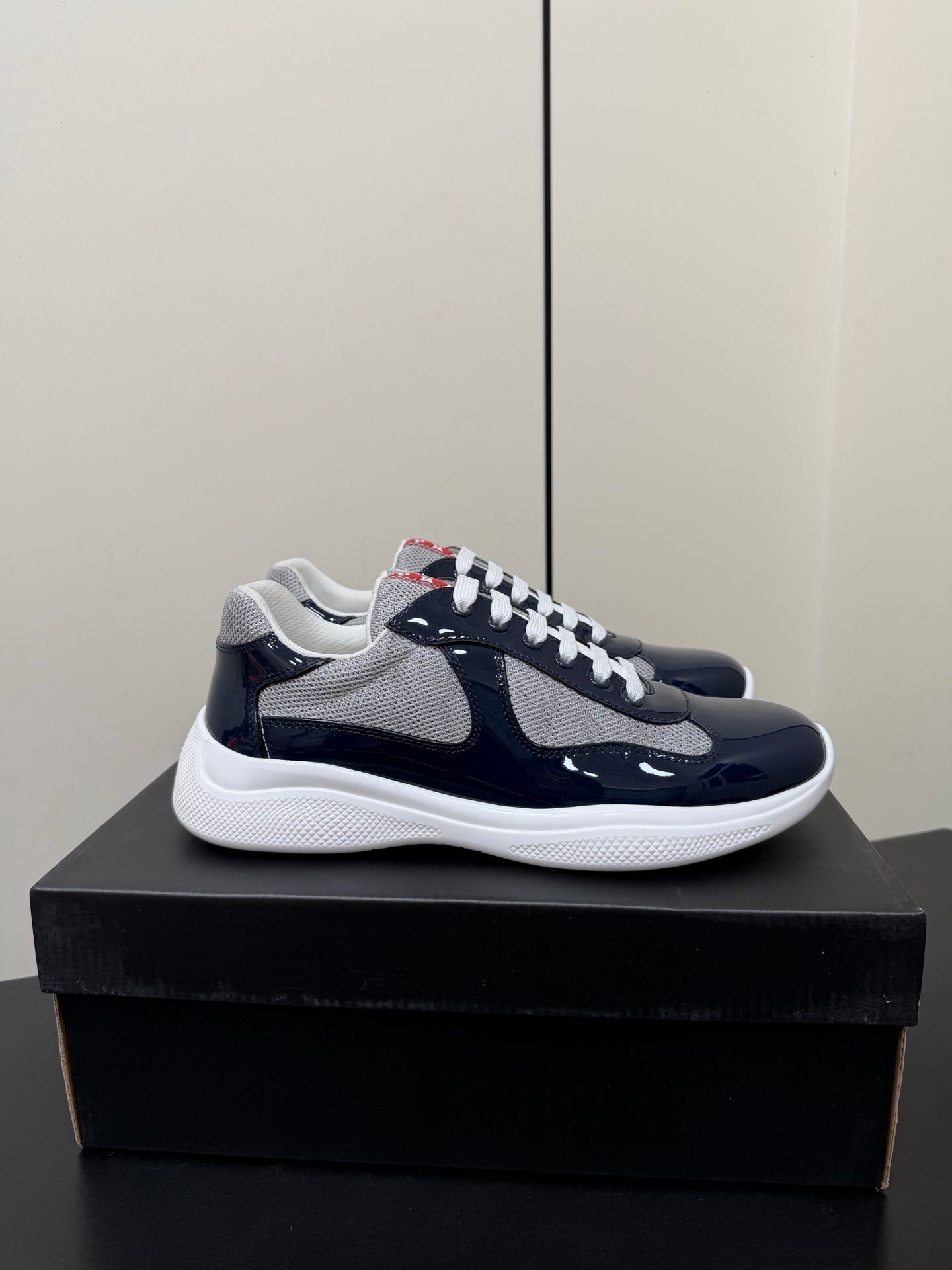 PRADA 26S SNEAKERS IN NAVY BLUE PATENT CALFSKIN AND WHITE MESH