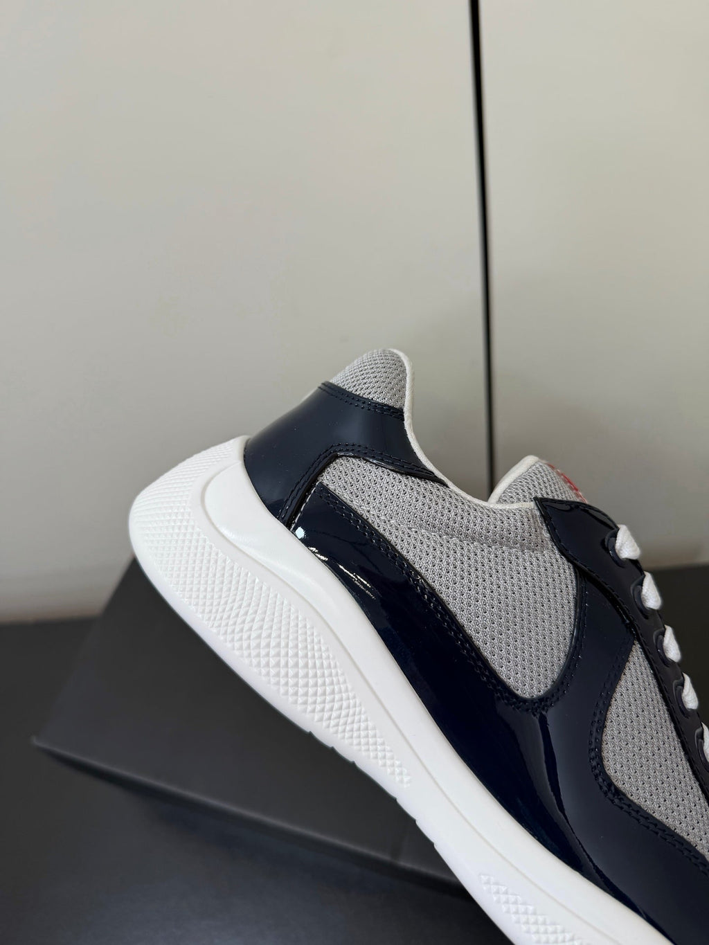 PRADA 26S SNEAKERS IN NAVY BLUE PATENT CALFSKIN AND WHITE MESH