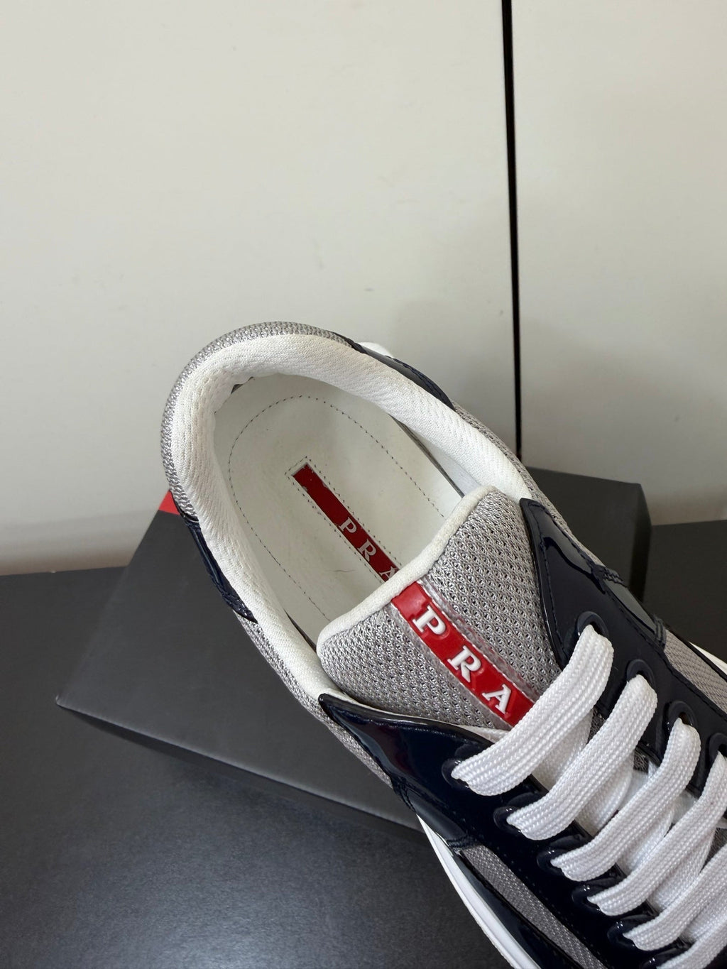 PRADA 26S SNEAKERS IN NAVY BLUE PATENT CALFSKIN AND WHITE MESH