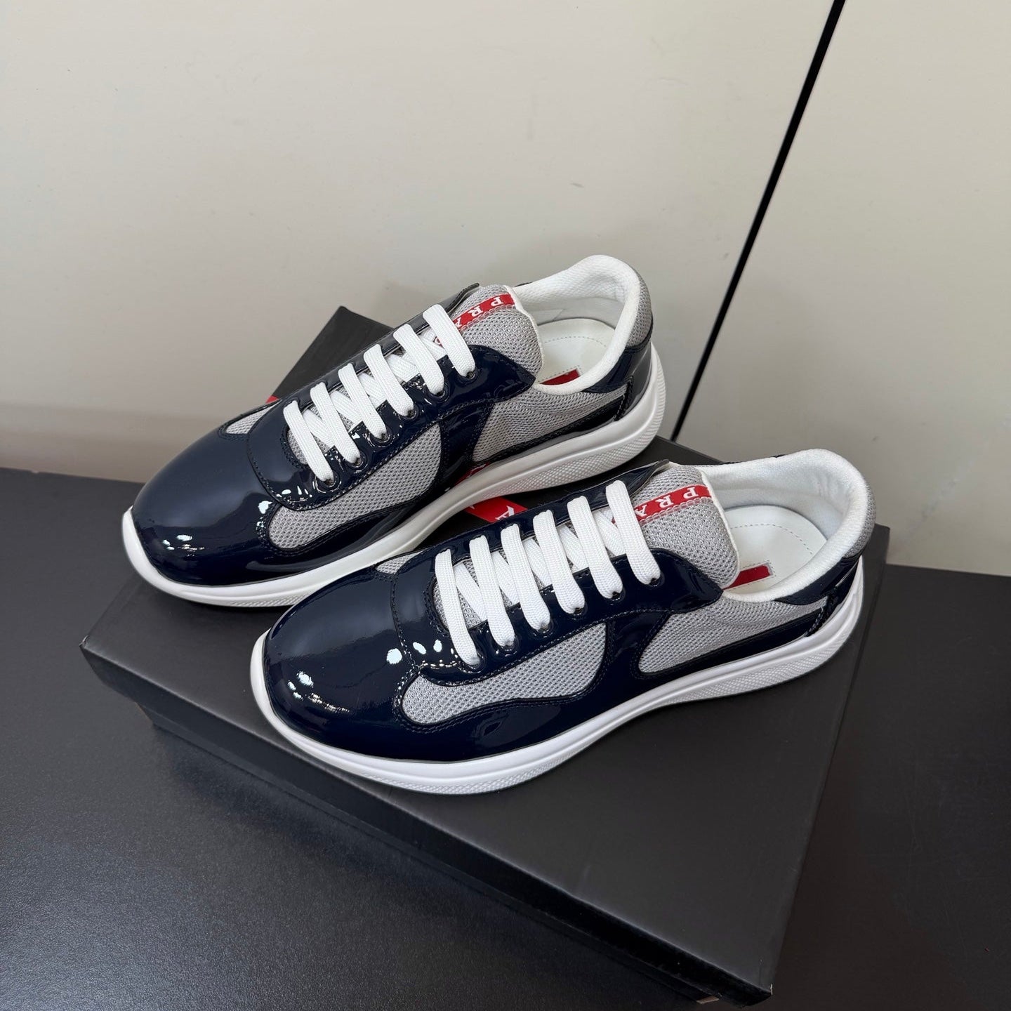 PRADA 26S SNEAKERS IN NAVY BLUE PATENT CALFSKIN AND WHITE MESH