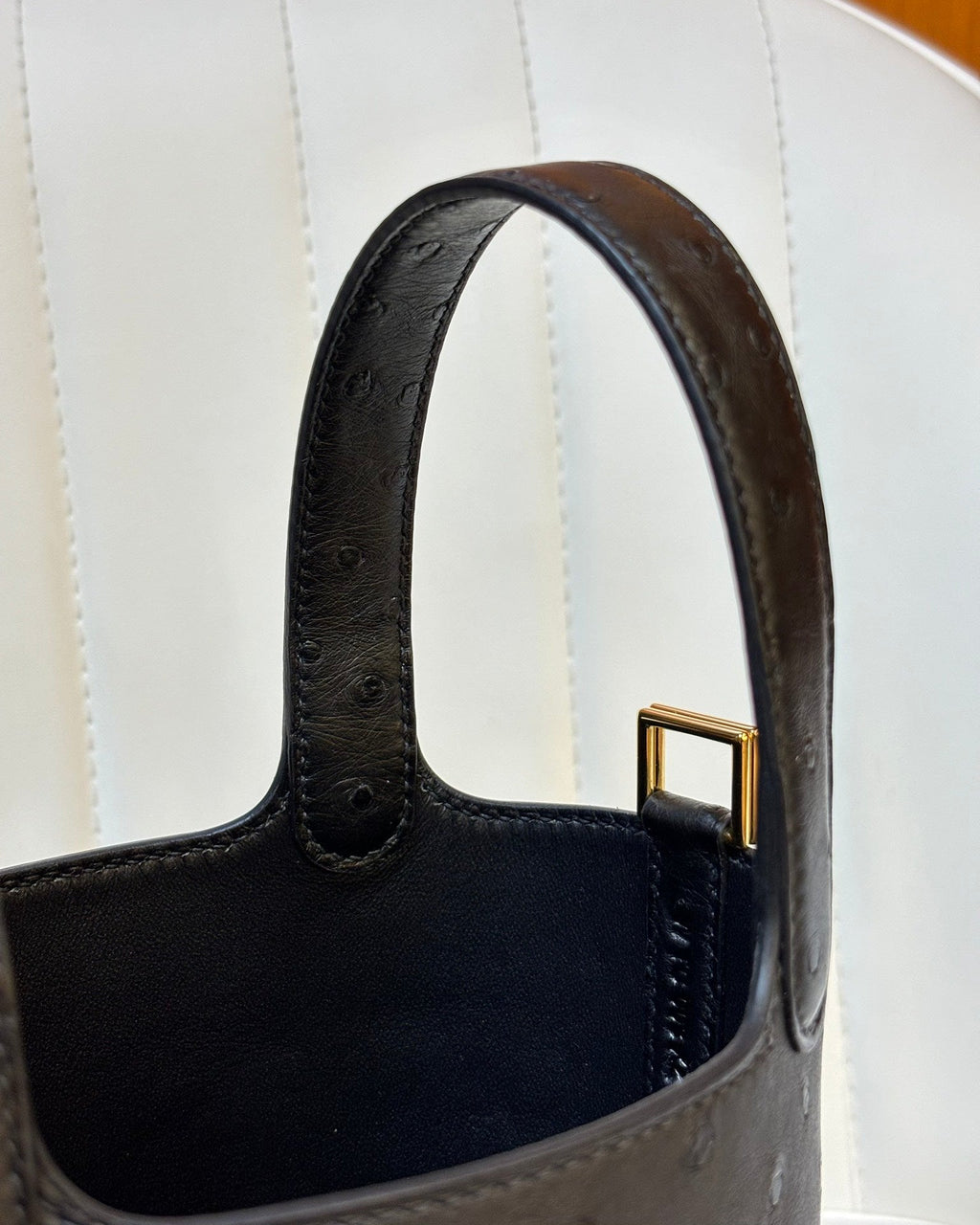 HM 25S PICOTIN LOCK 14 CM IN BLACK OSTRICH WITH GOLD HARDWARE