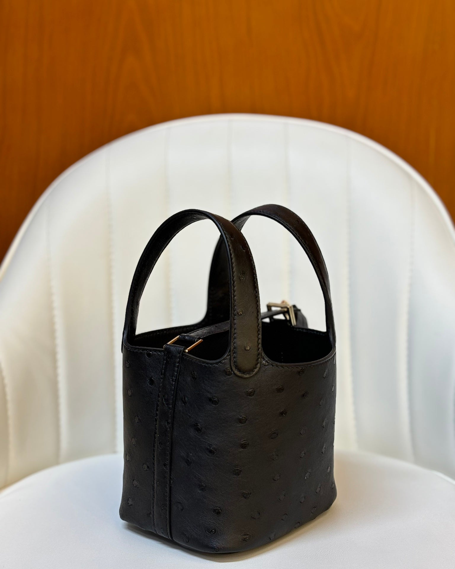 HM 25S PICOTIN LOCK 14 CM IN BLACK OSTRICH WITH GOLD HARDWARE