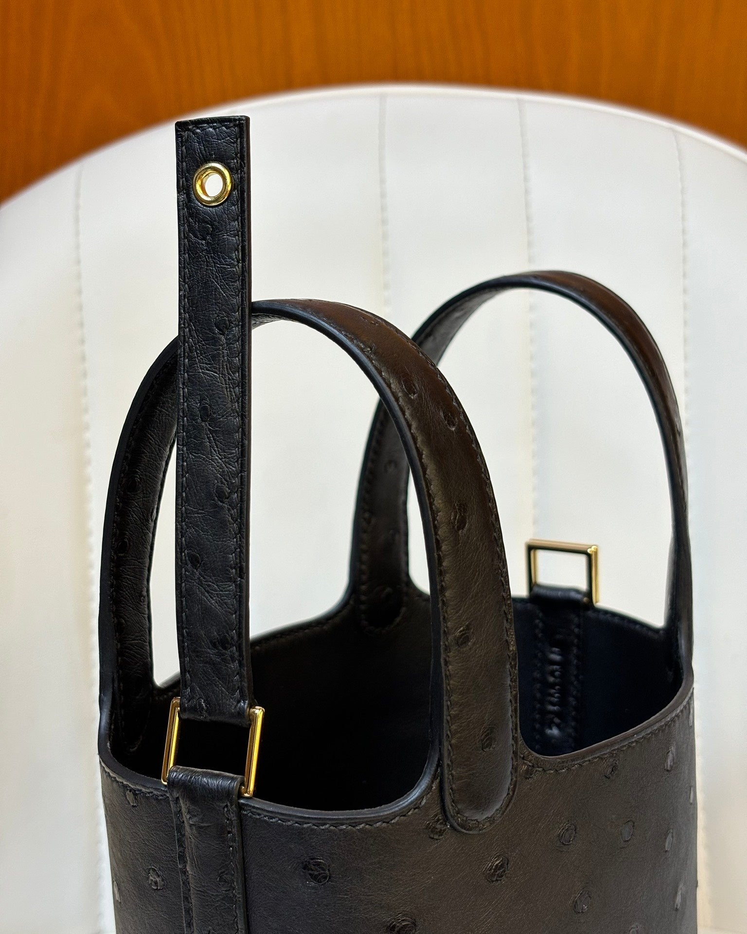 HM 25S PICOTIN LOCK 14 CM IN BLACK OSTRICH WITH GOLD HARDWARE