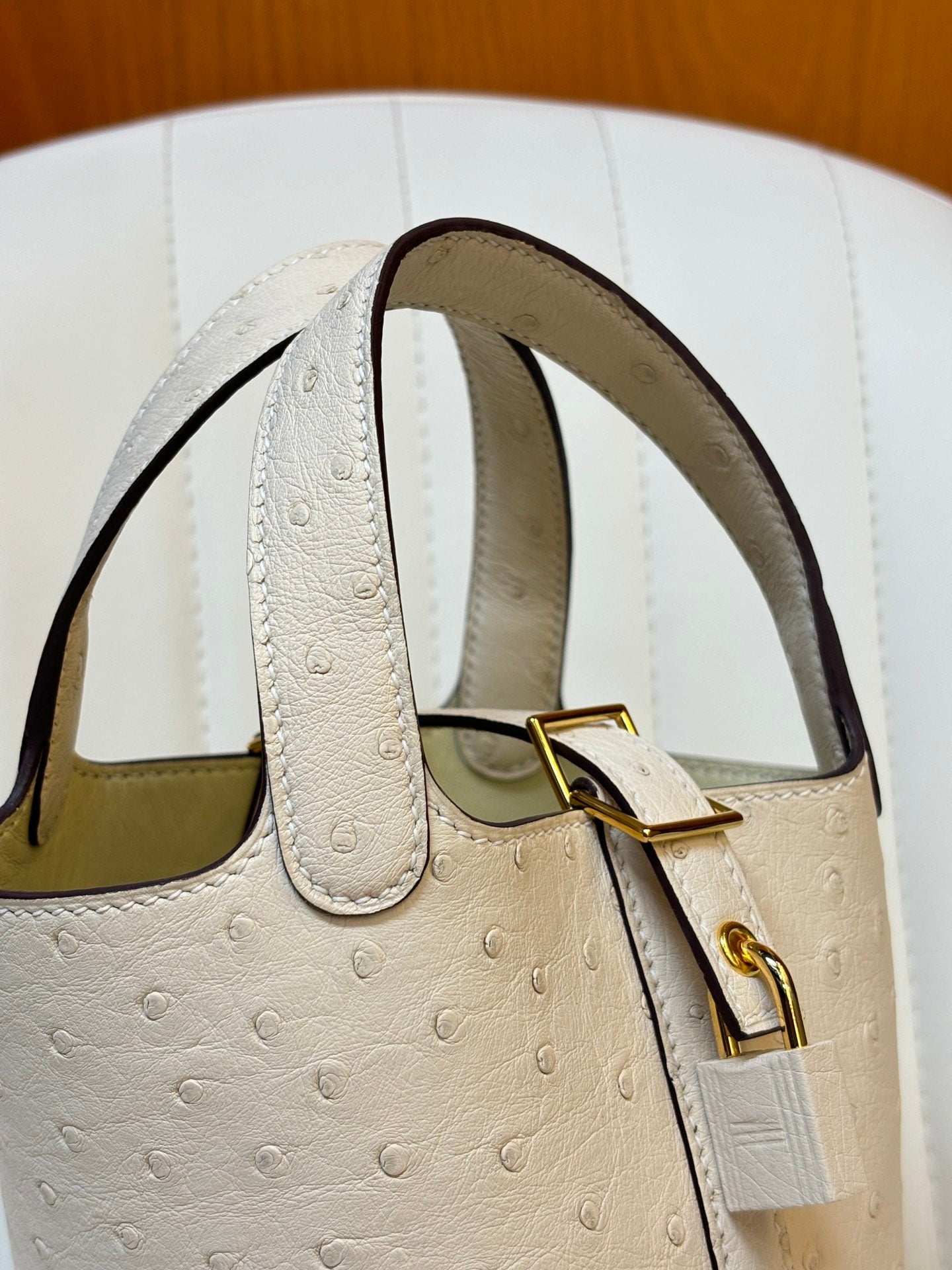 HM 25S PICOTIN LOCK 14 CM IN CREAM WHITE OSTRICH WITH GOLD HARDWARE