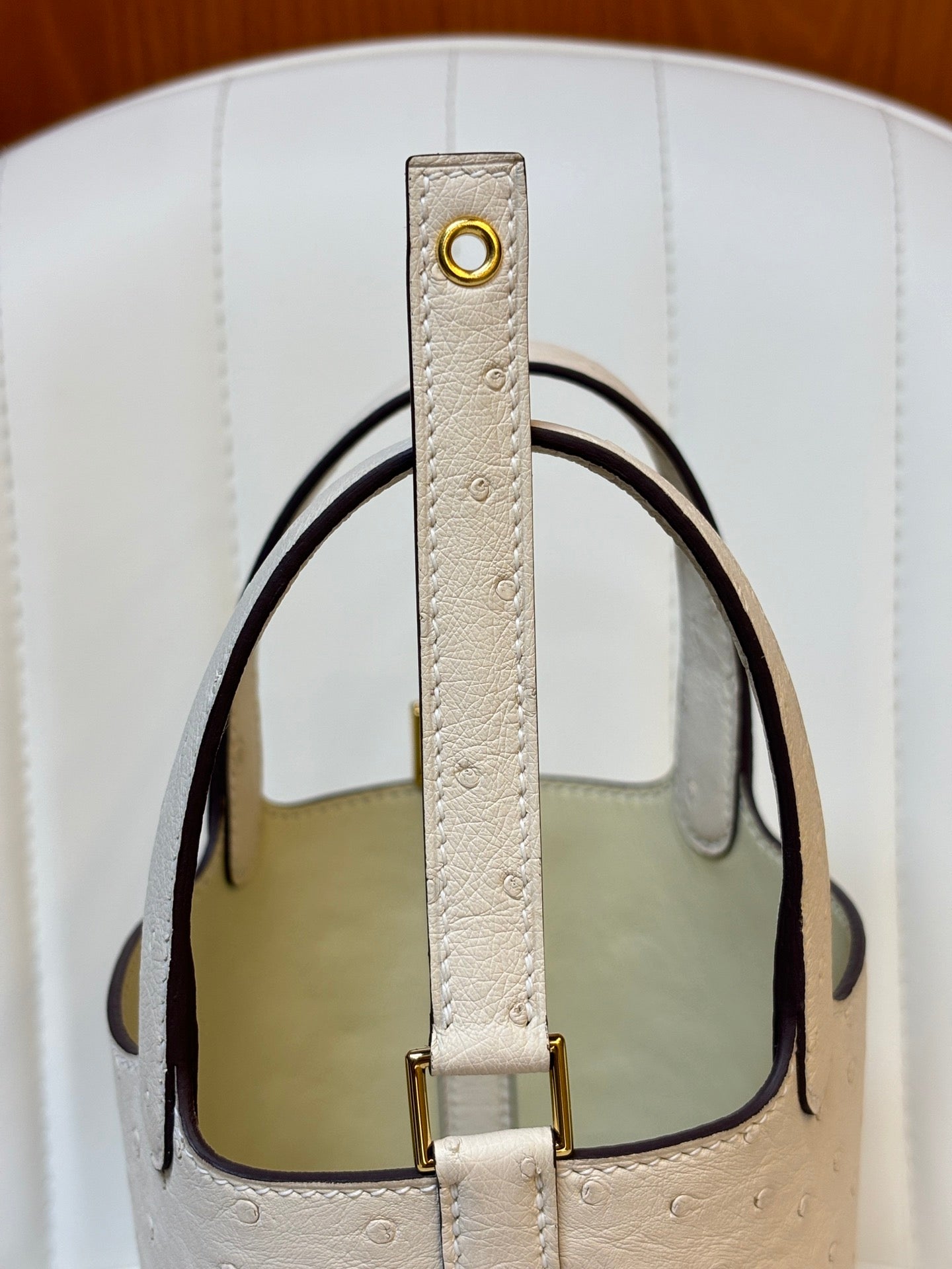 HM 25S PICOTIN LOCK 14 CM IN CREAM WHITE OSTRICH WITH GOLD HARDWARE