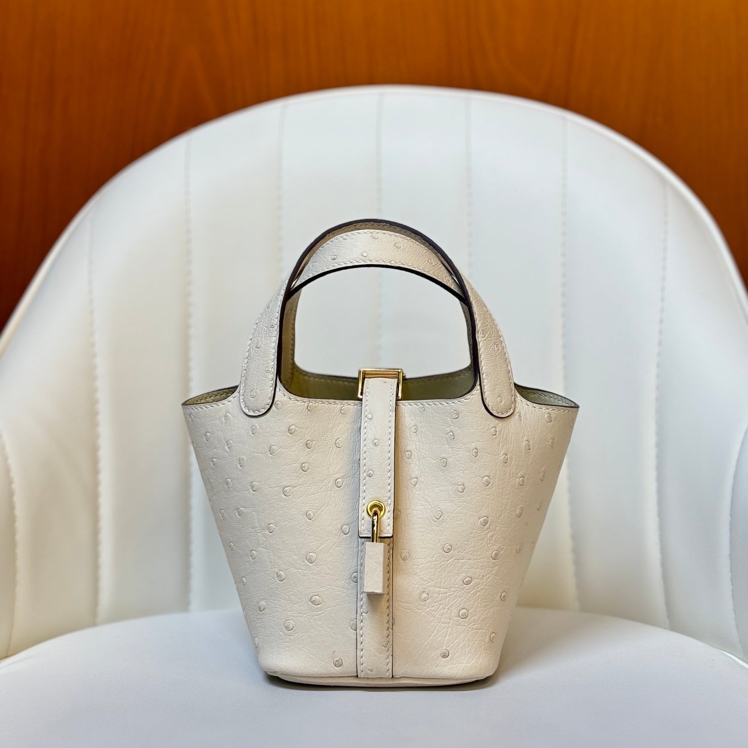 HM 25S PICOTIN LOCK 14 CM IN CREAM WHITE OSTRICH WITH GOLD HARDWARE