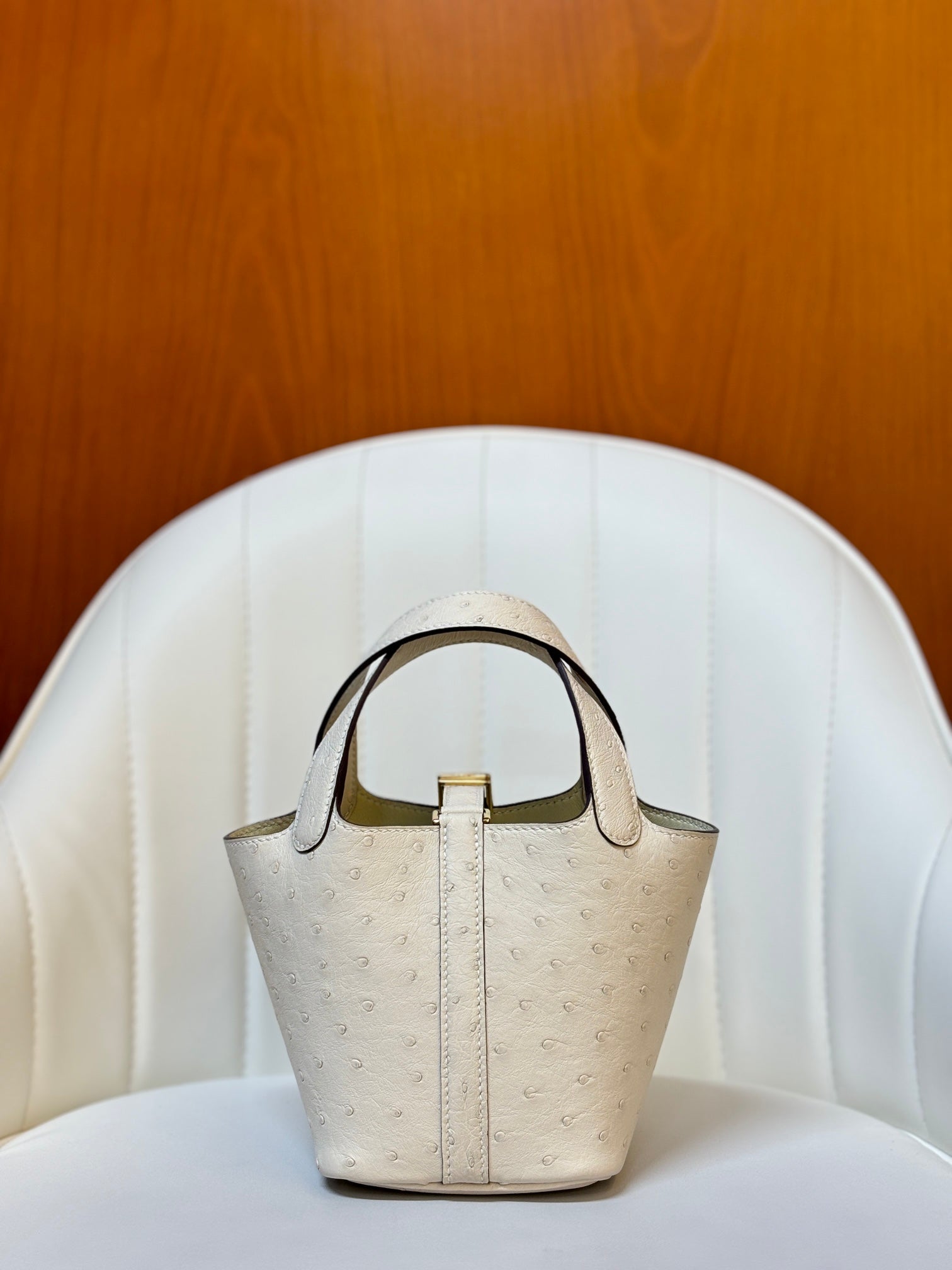 HM 25S PICOTIN LOCK 14 CM IN CREAM WHITE OSTRICH WITH GOLD HARDWARE