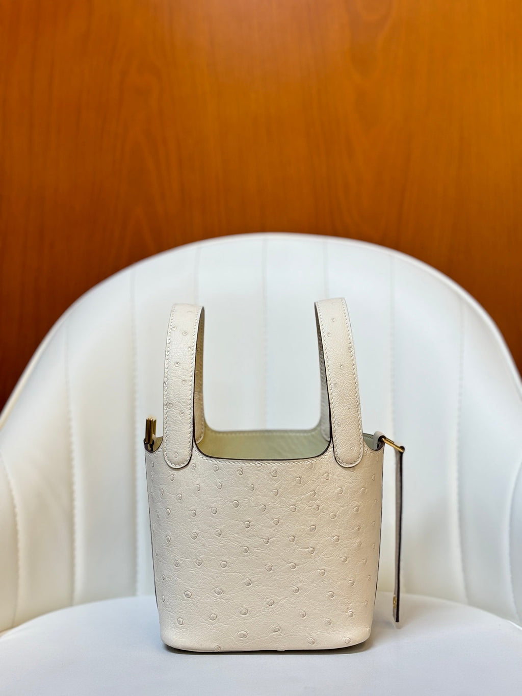 HM 25S PICOTIN LOCK 14 CM IN CREAM WHITE OSTRICH WITH GOLD HARDWARE