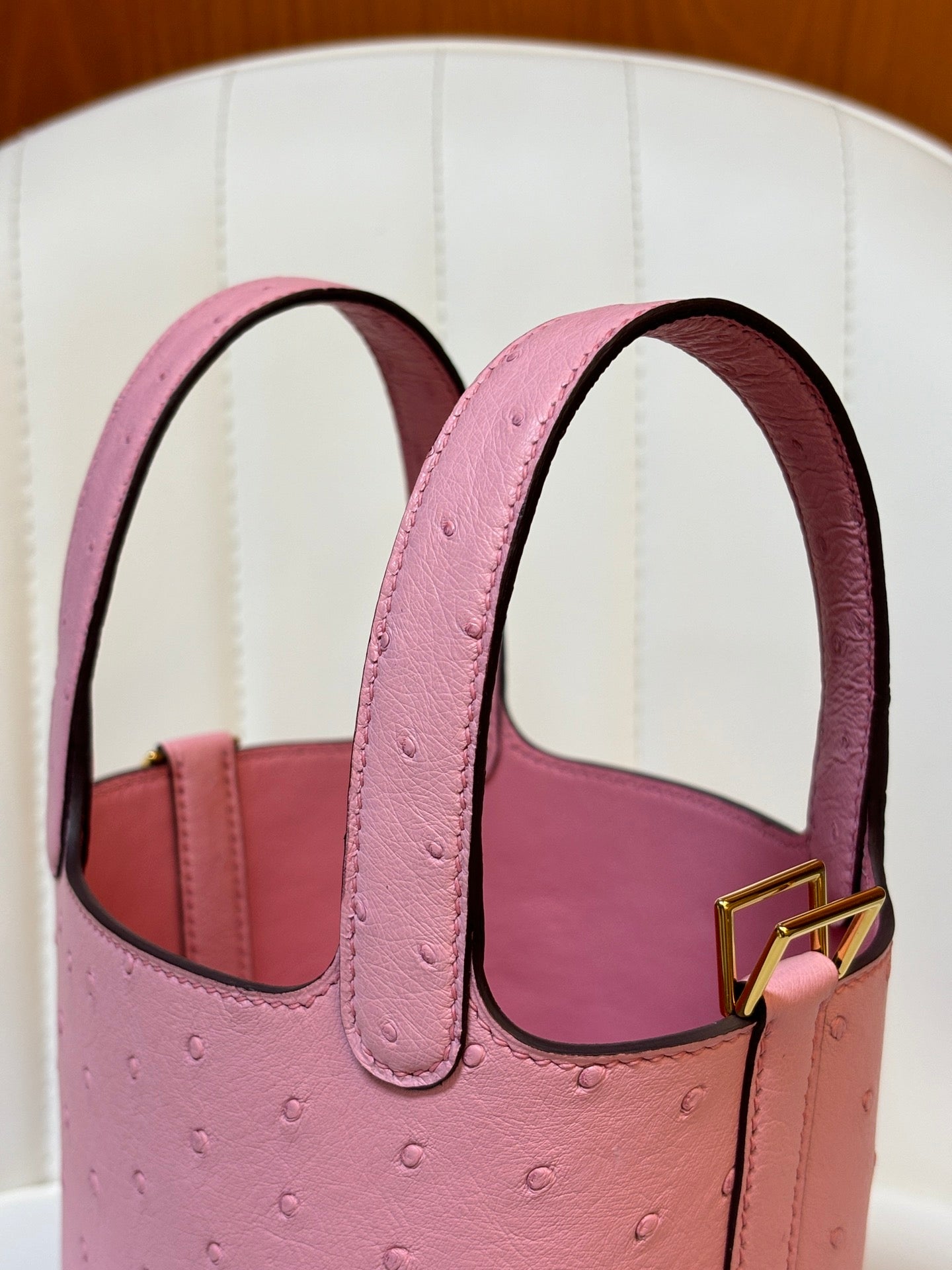 HM 25S PICOTIN LOCK 14 CM IN PINK OSTRICH WITH GOLD HARDWARE