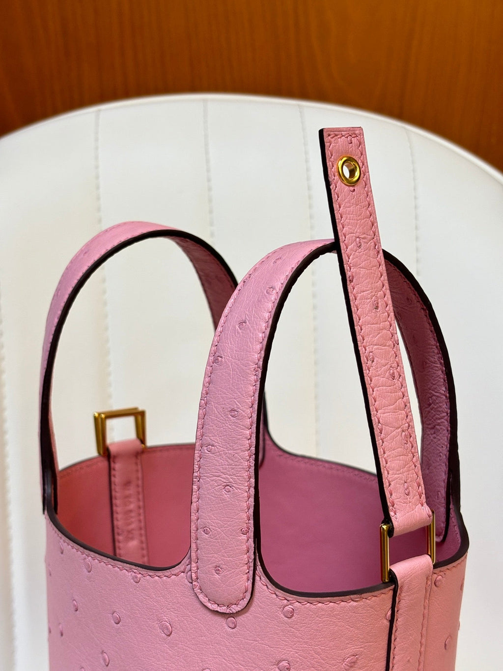 HM 25S PICOTIN LOCK 14 CM IN PINK OSTRICH WITH GOLD HARDWARE