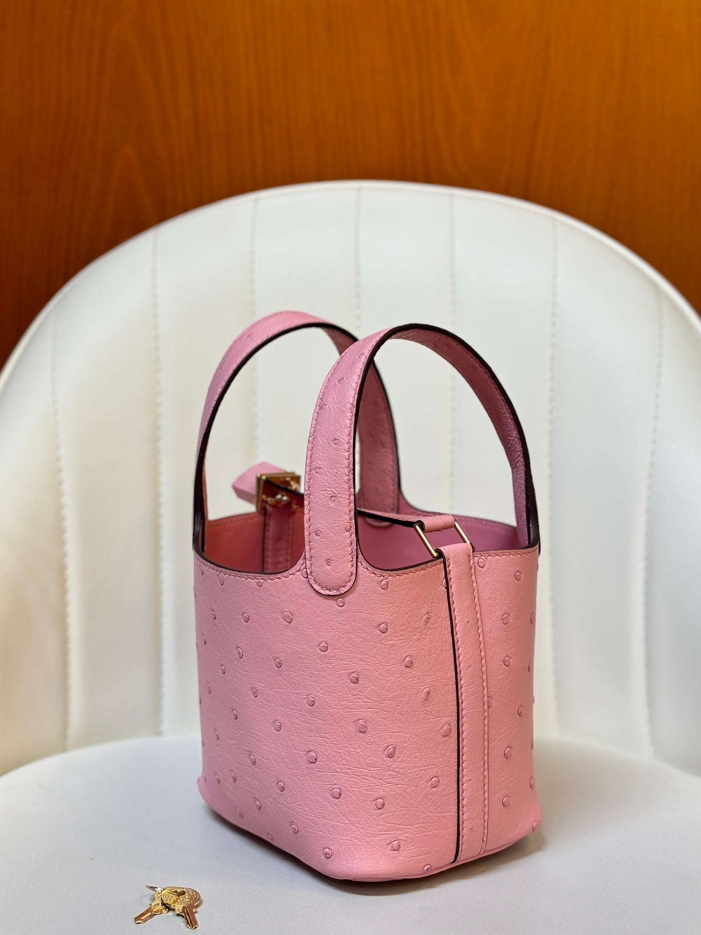 HM 25S PICOTIN LOCK 14 CM IN PINK OSTRICH WITH GOLD HARDWARE