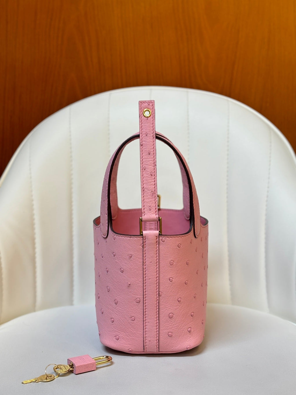 HM 25S PICOTIN LOCK 14 CM IN PINK OSTRICH WITH GOLD HARDWARE