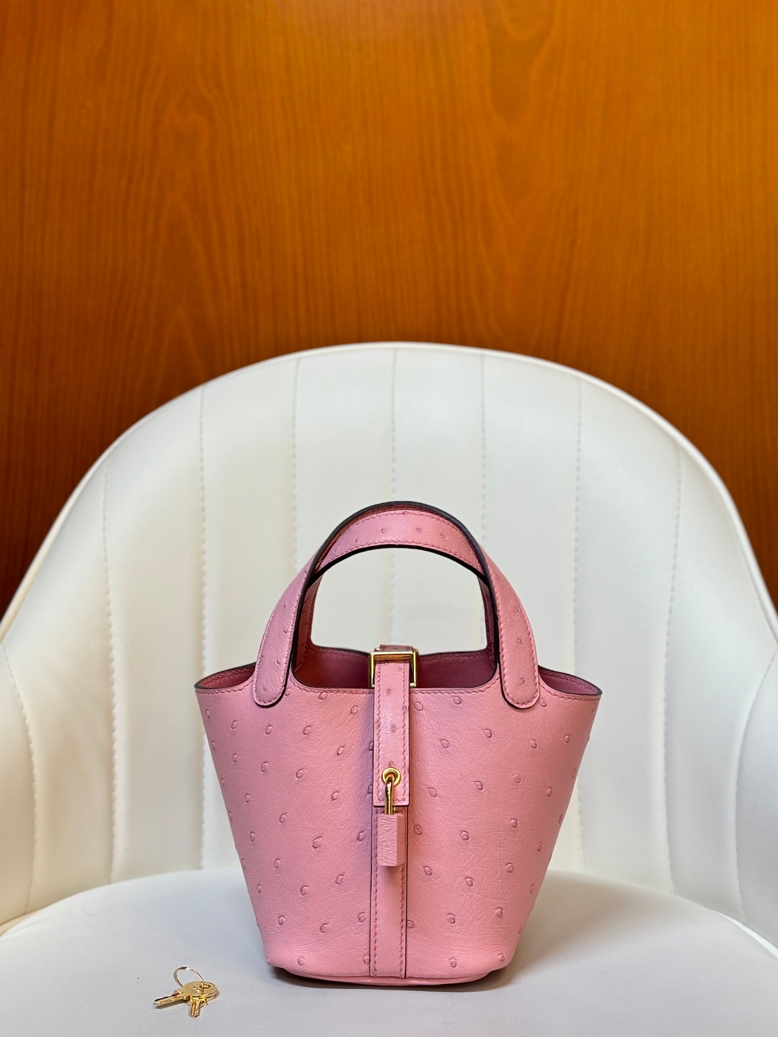 HM 25S PICOTIN LOCK 14 CM IN PINK OSTRICH WITH GOLD HARDWARE