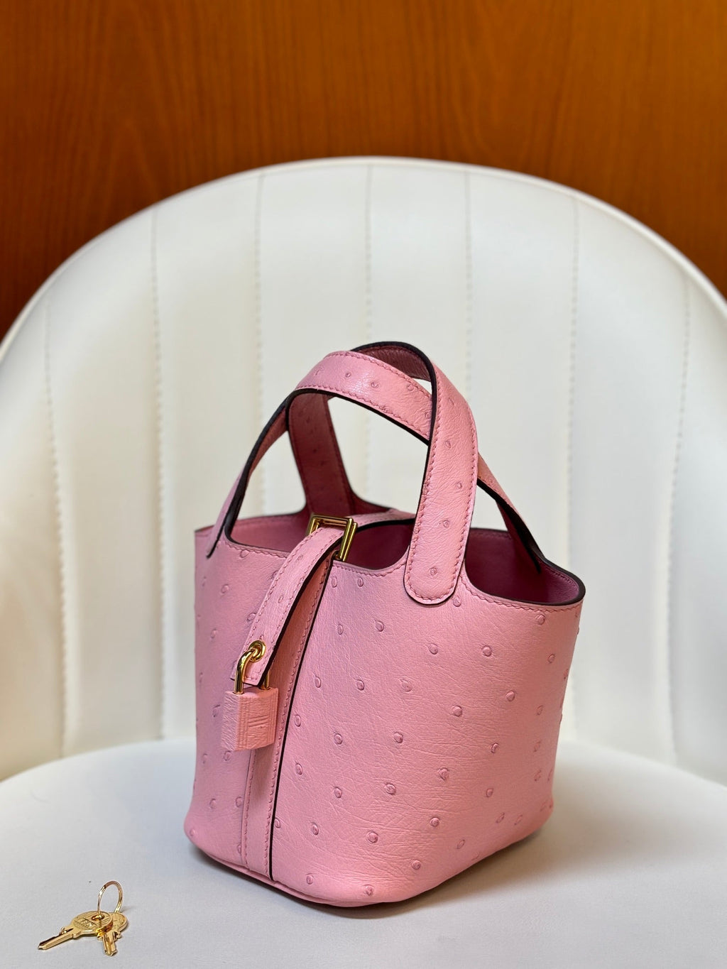 HM 25S PICOTIN LOCK 14 CM IN PINK OSTRICH WITH GOLD HARDWARE