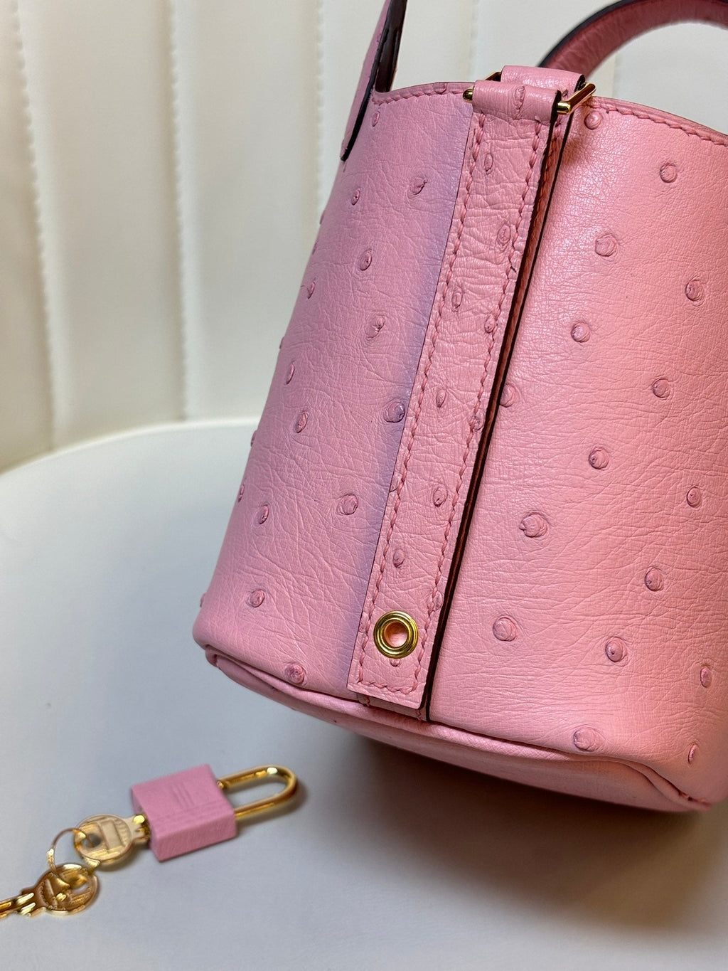 HM 25S PICOTIN LOCK 14 CM IN PINK OSTRICH WITH GOLD HARDWARE
