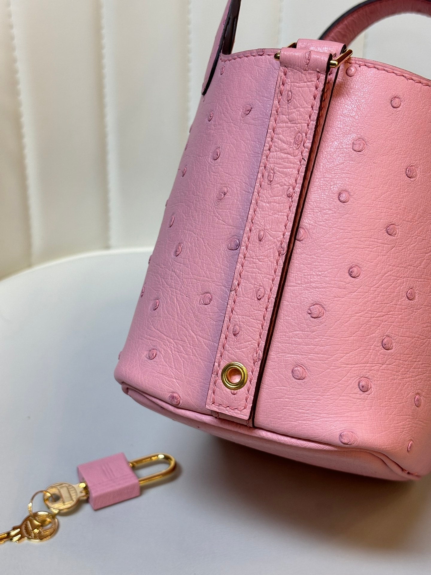 HM 25S PICOTIN LOCK 14 CM IN PINK OSTRICH WITH GOLD HARDWARE
