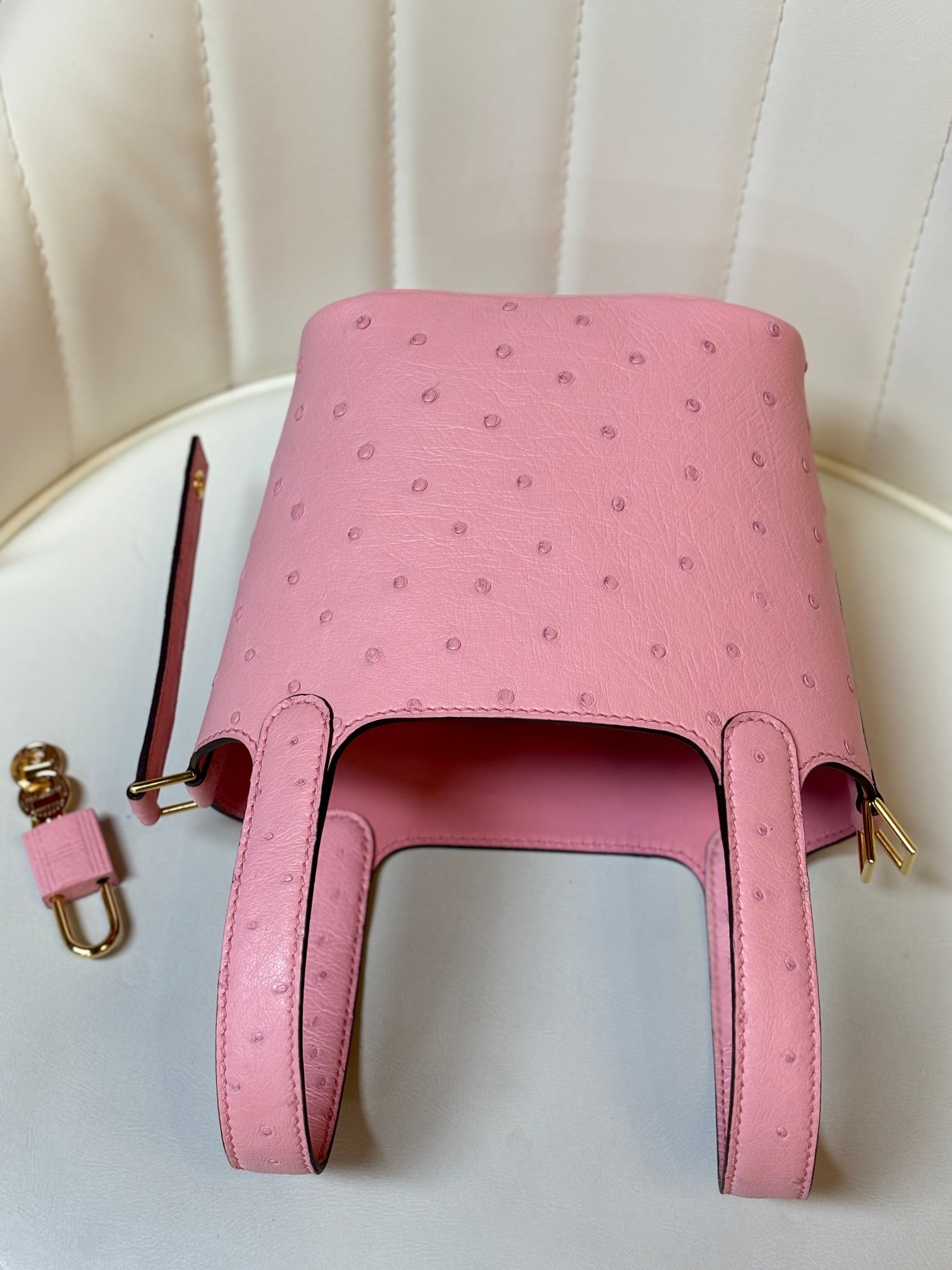 HM 25S PICOTIN LOCK 14 CM IN PINK OSTRICH WITH GOLD HARDWARE