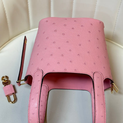 HM 25S PICOTIN LOCK 14 CM IN PINK OSTRICH WITH GOLD HARDWARE