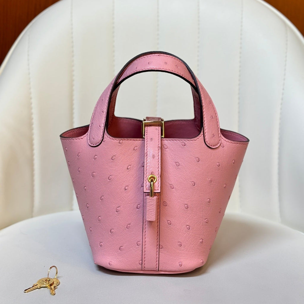 HM 25S PICOTIN LOCK 14 CM IN PINK OSTRICH WITH GOLD HARDWARE