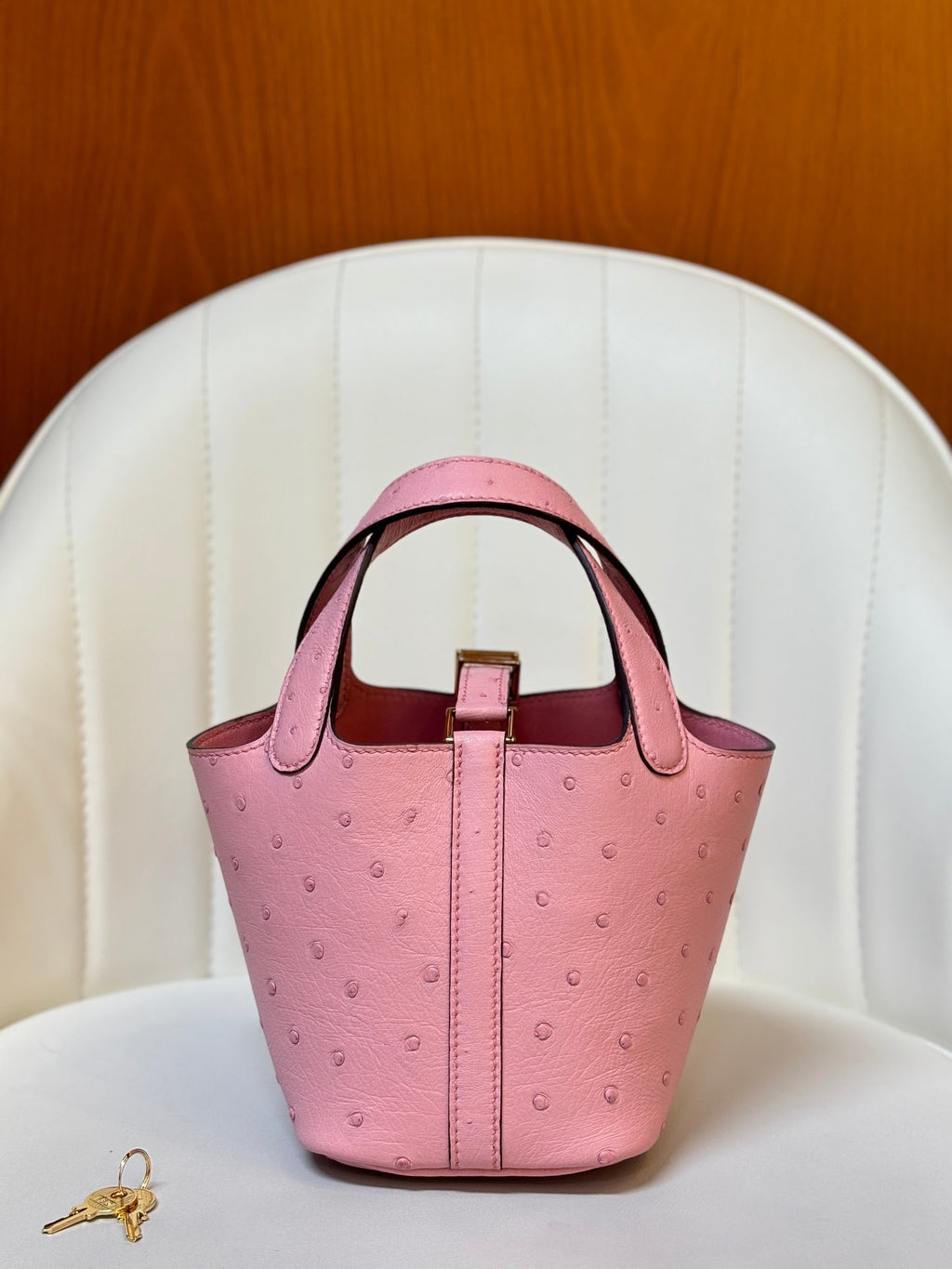 HM 25S PICOTIN LOCK 14 CM IN PINK OSTRICH WITH GOLD HARDWARE