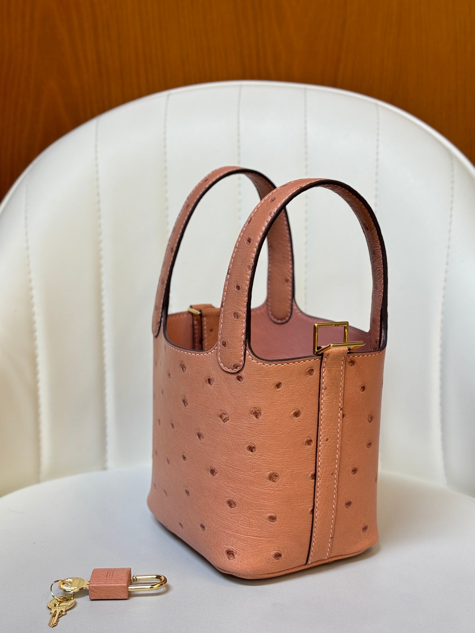 HM 25S PICOTIN LOCK 14 CM IN LIGHT CLAY ORANGE OSTRICH WITH GOLD HARDWARE