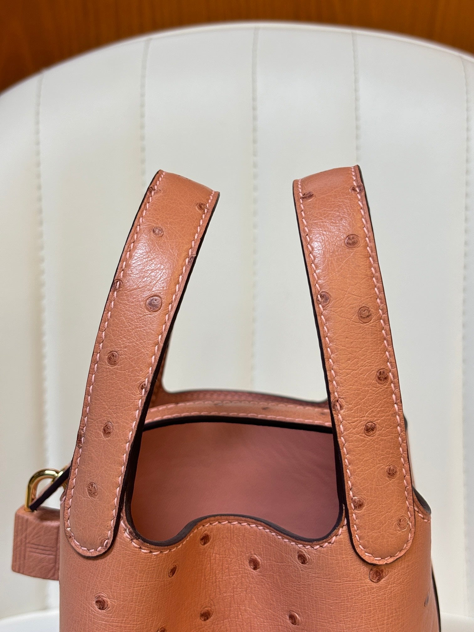 HM 25S PICOTIN LOCK 14 CM IN LIGHT CLAY ORANGE OSTRICH WITH GOLD HARDWARE