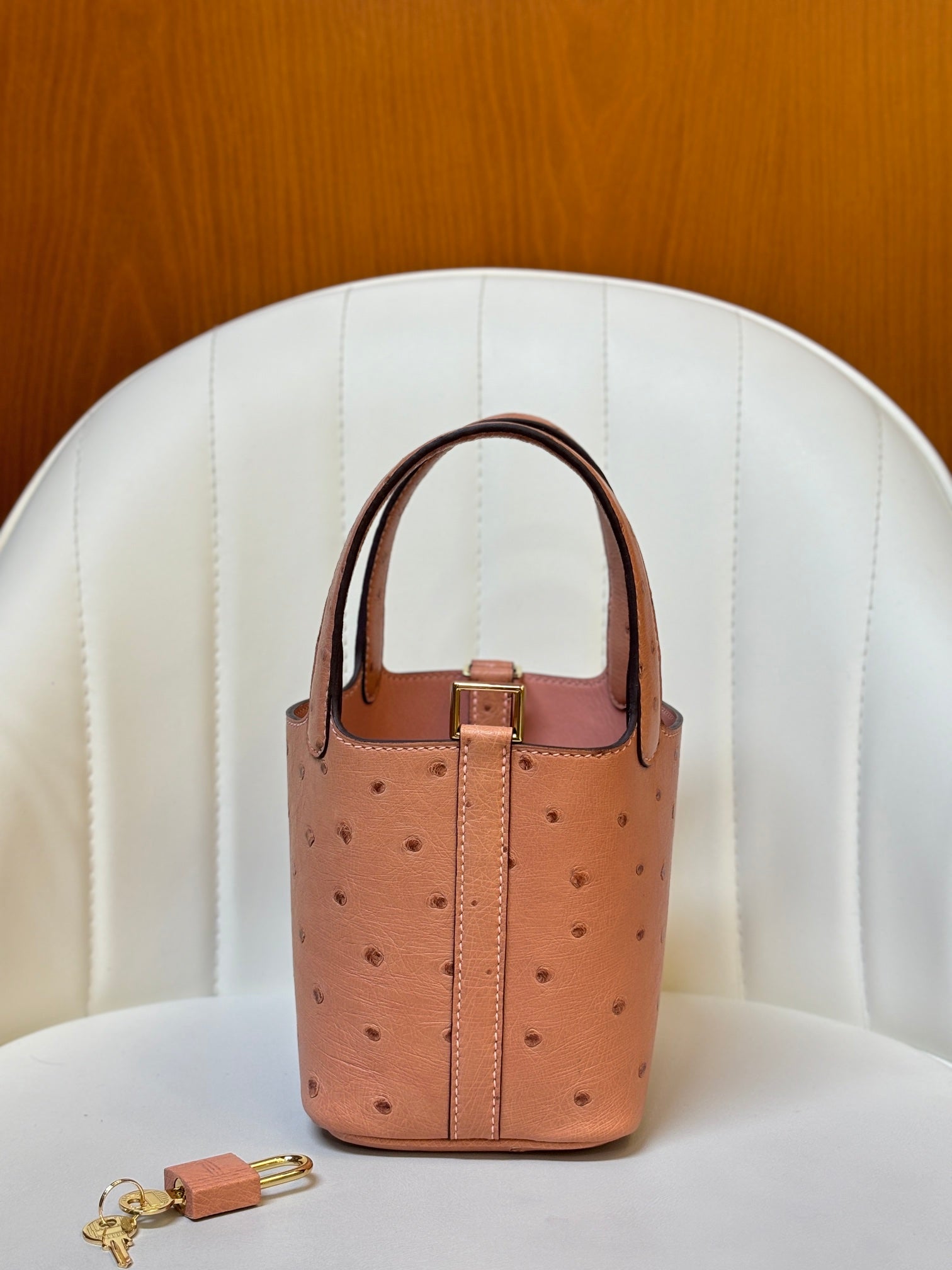 HM 25S PICOTIN LOCK 14 CM IN LIGHT CLAY ORANGE OSTRICH WITH GOLD HARDWARE