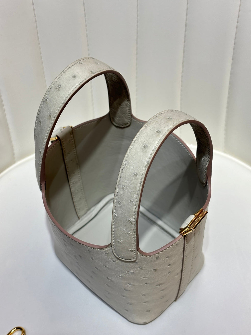 HM 25S PICOTIN LOCK 14 CM IN LIGHT GREY OSTRICH WITH GOLD HARDWARE